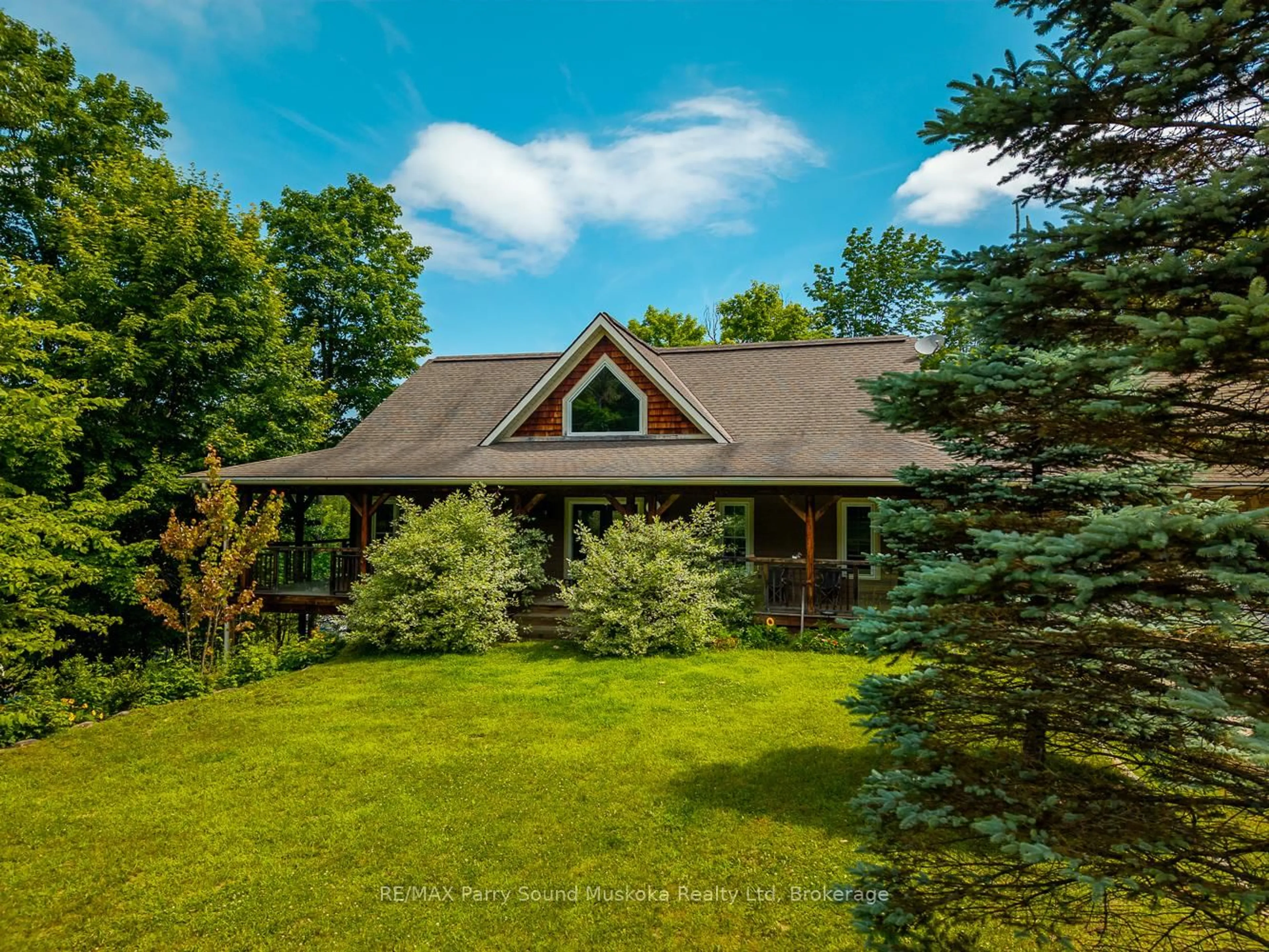 A pic from outside/outdoor area/front of a property/back of a property/a pic from drone, unknown for 246 High St, Georgian Bay Ontario P0C 1H0