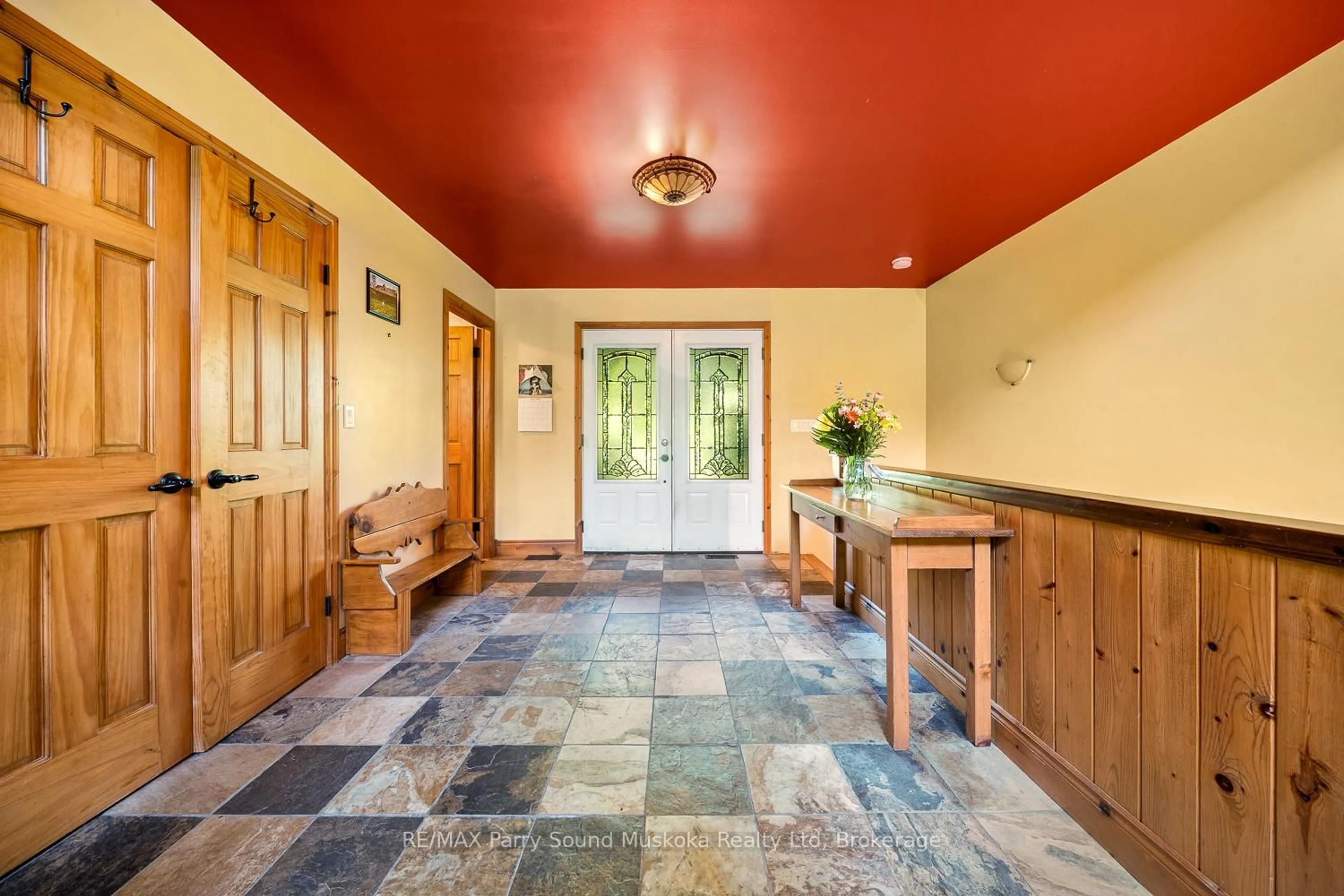 Indoor foyer for 246 High St, Georgian Bay Ontario P0C 1H0