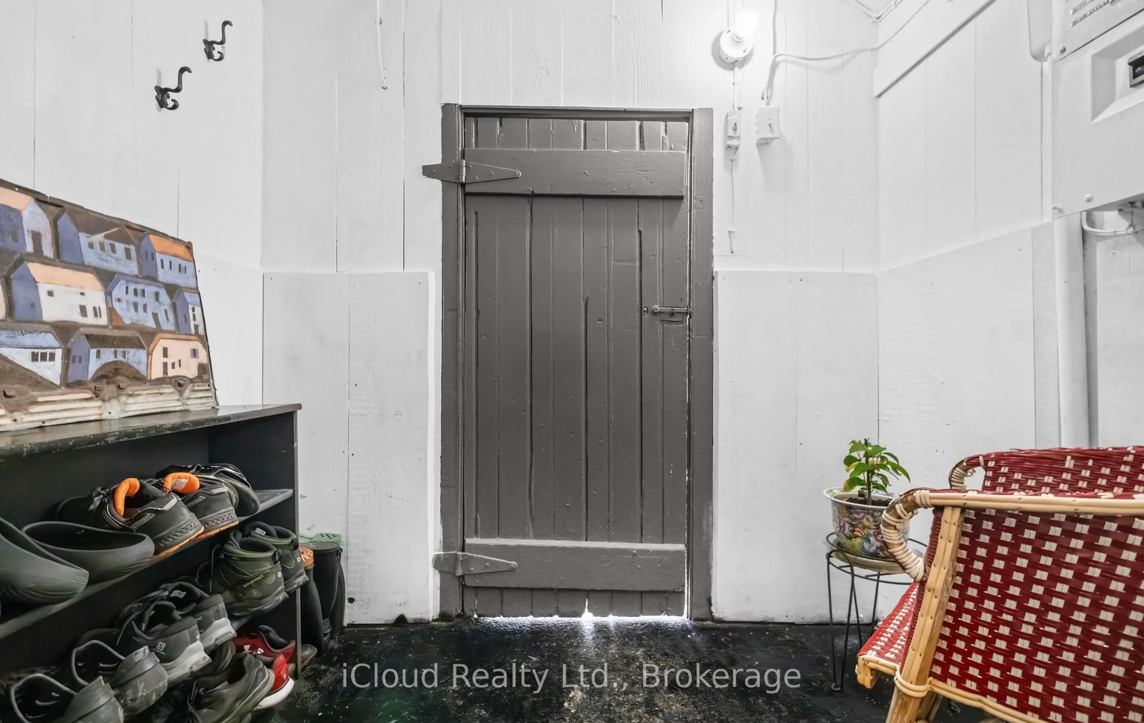 Indoor entryway for 715432 1st Line #EHS, Mono Ontario L9A 1A9