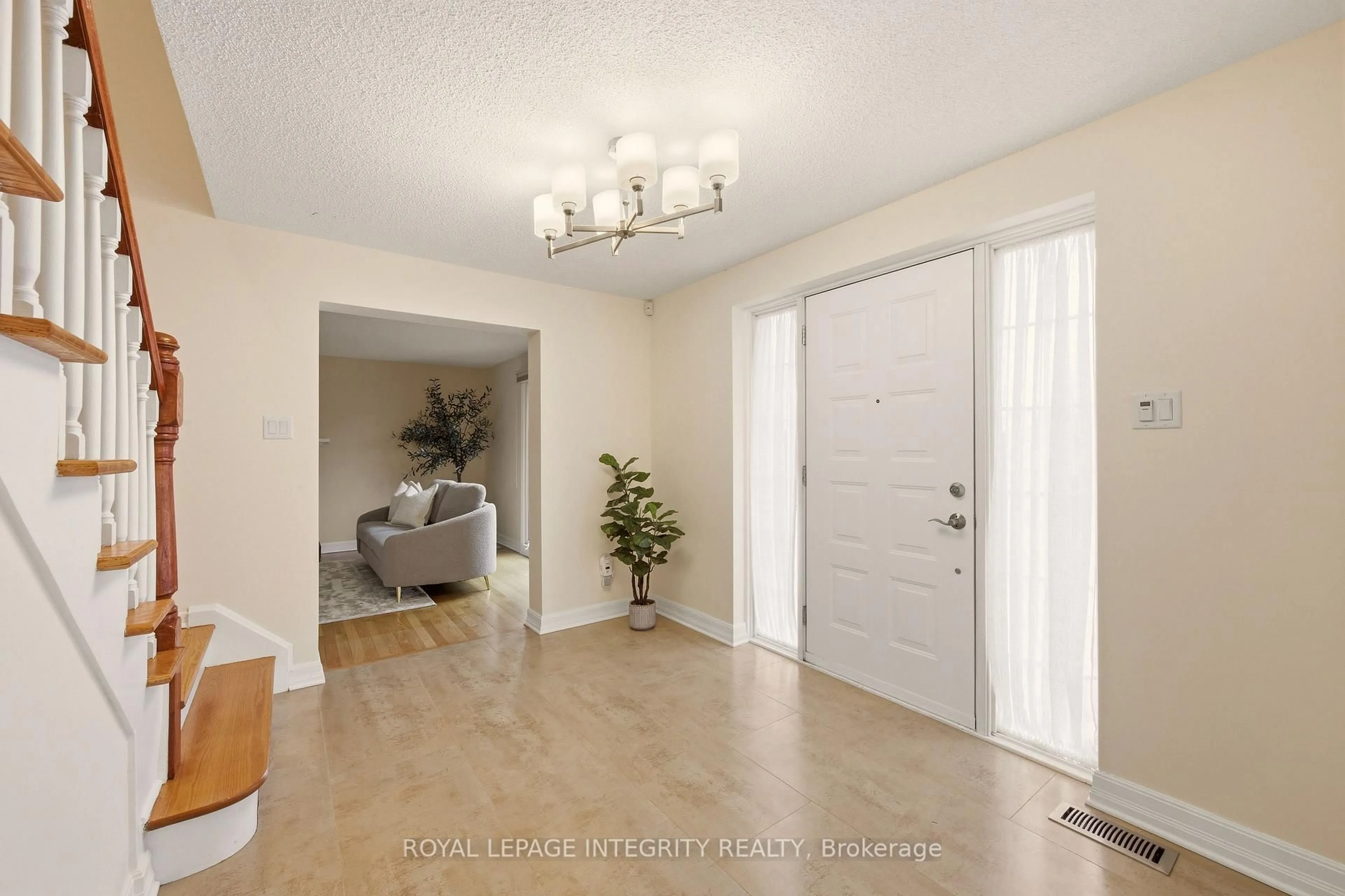 Indoor entryway for 68 Beaver Rdge, Nepean Ontario K2E 6E4