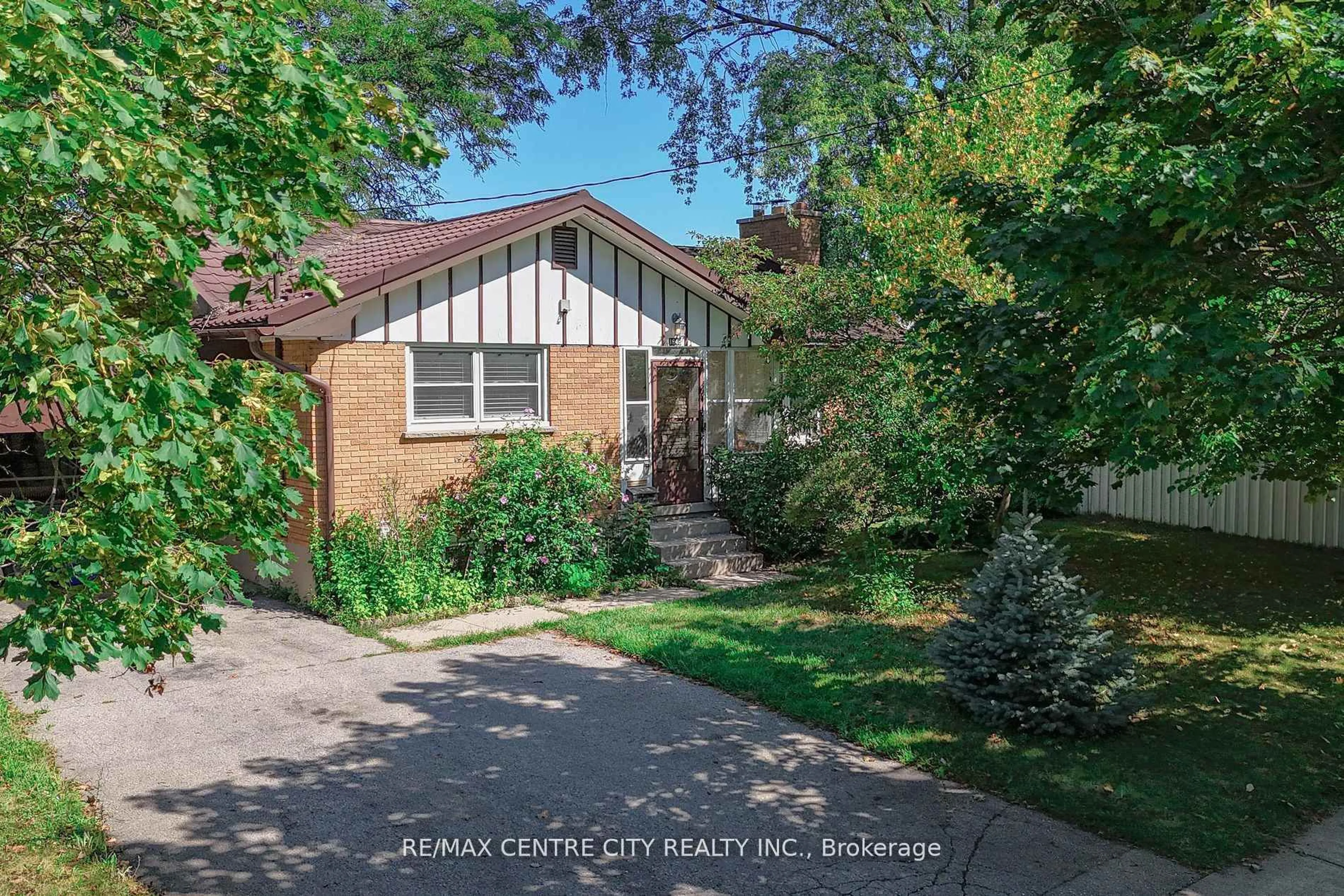 Home with brick exterior material, street for 1948 Royal Cres, London East Ontario N5V 1N7