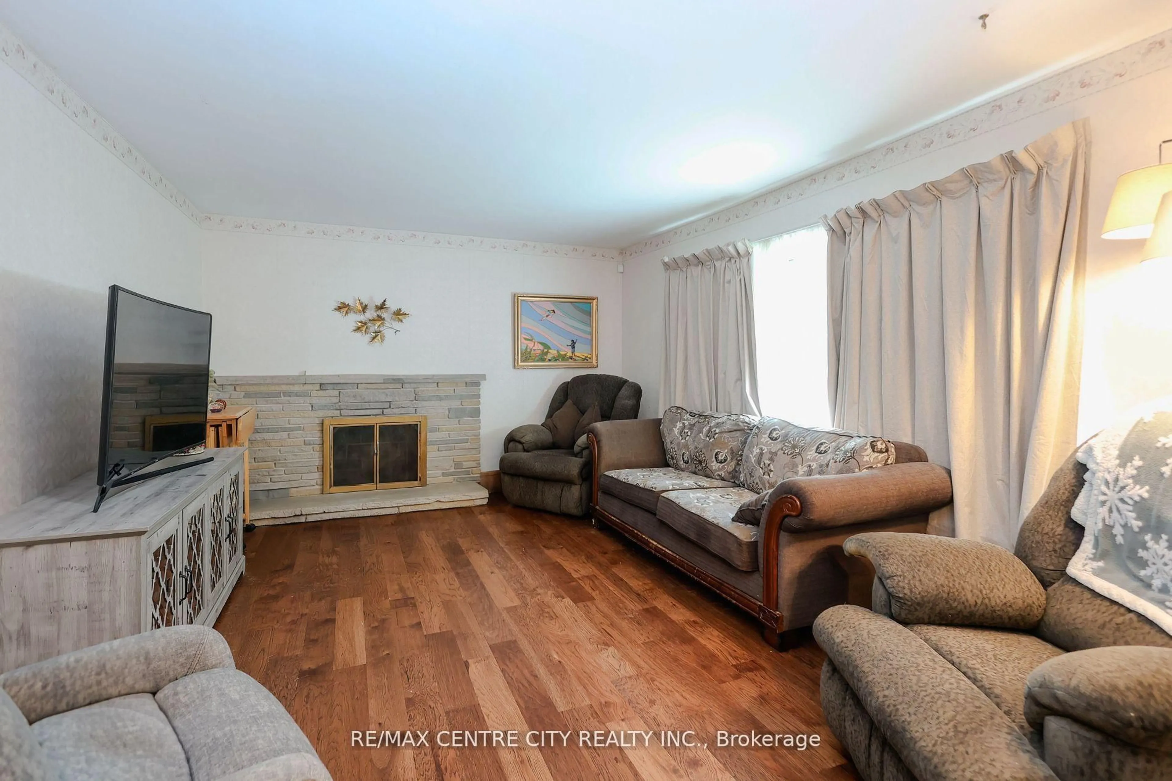 Living room with furniture, unknown for 1948 Royal Cres, London East Ontario N5V 1N7