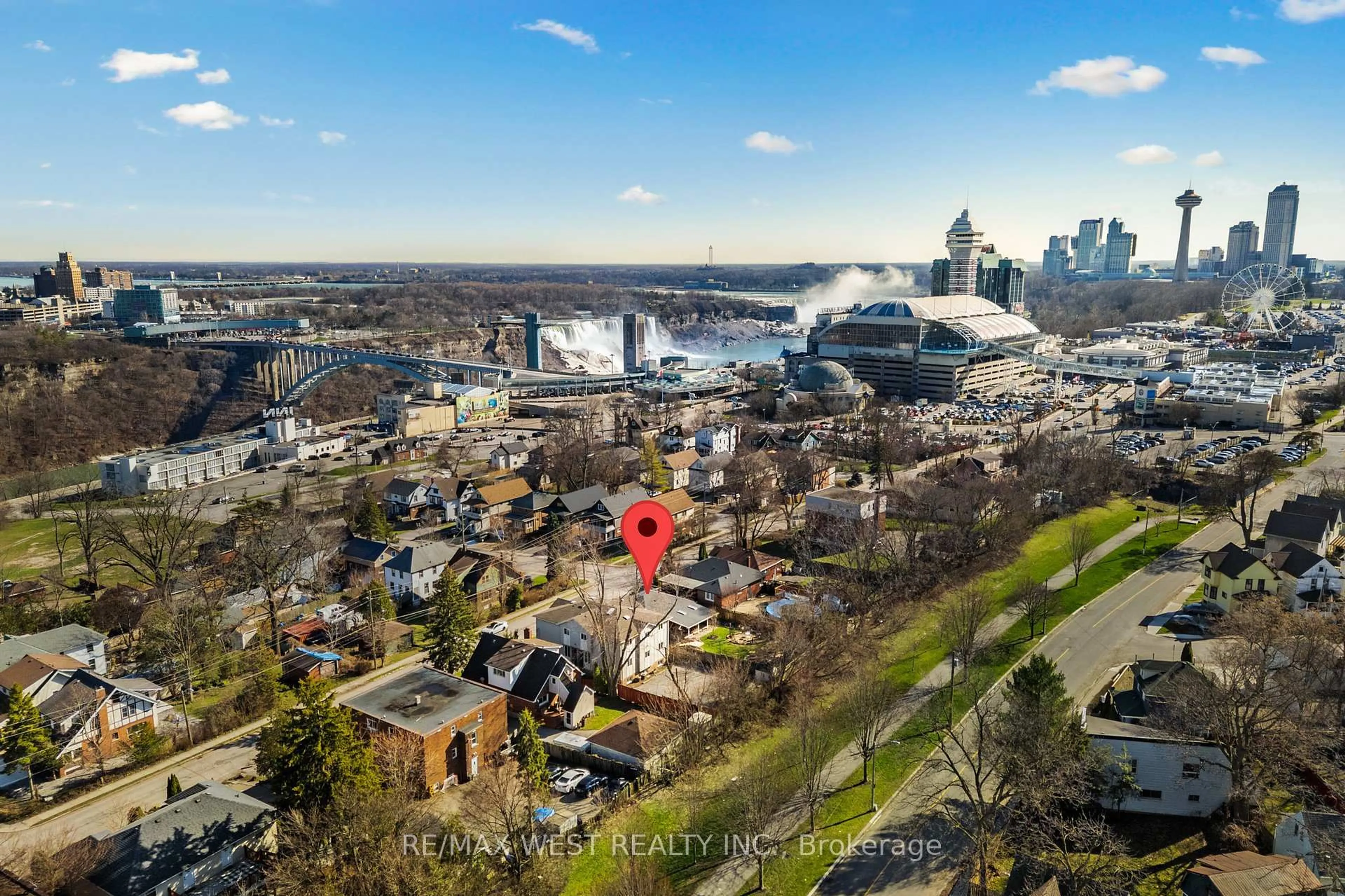 A pic from outside/outdoor area/front of a property/back of a property/a pic from drone, city buildings view from balcony for 5533 Ontario Ave, Niagara Falls Ontario L2E 3S4