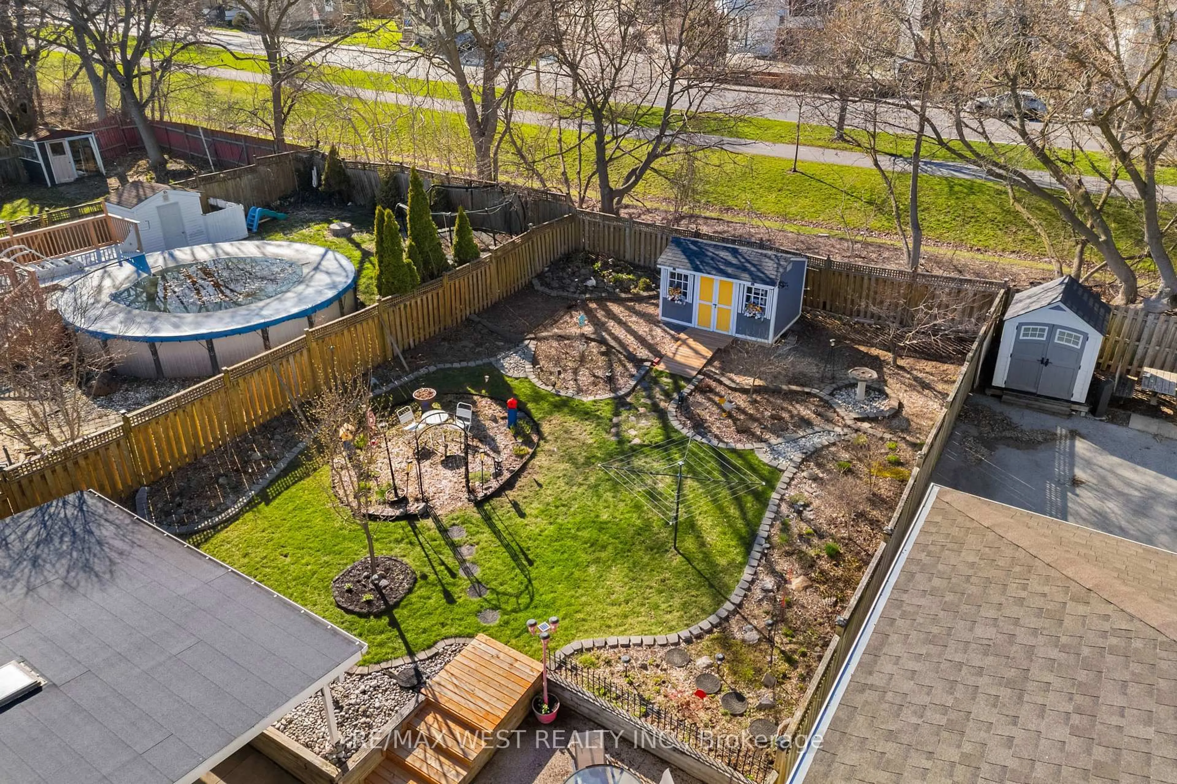 A pic from outside/outdoor area/front of a property/back of a property/a pic from drone, city buildings view from balcony for 5533 Ontario Ave, Niagara Falls Ontario L2E 3S4