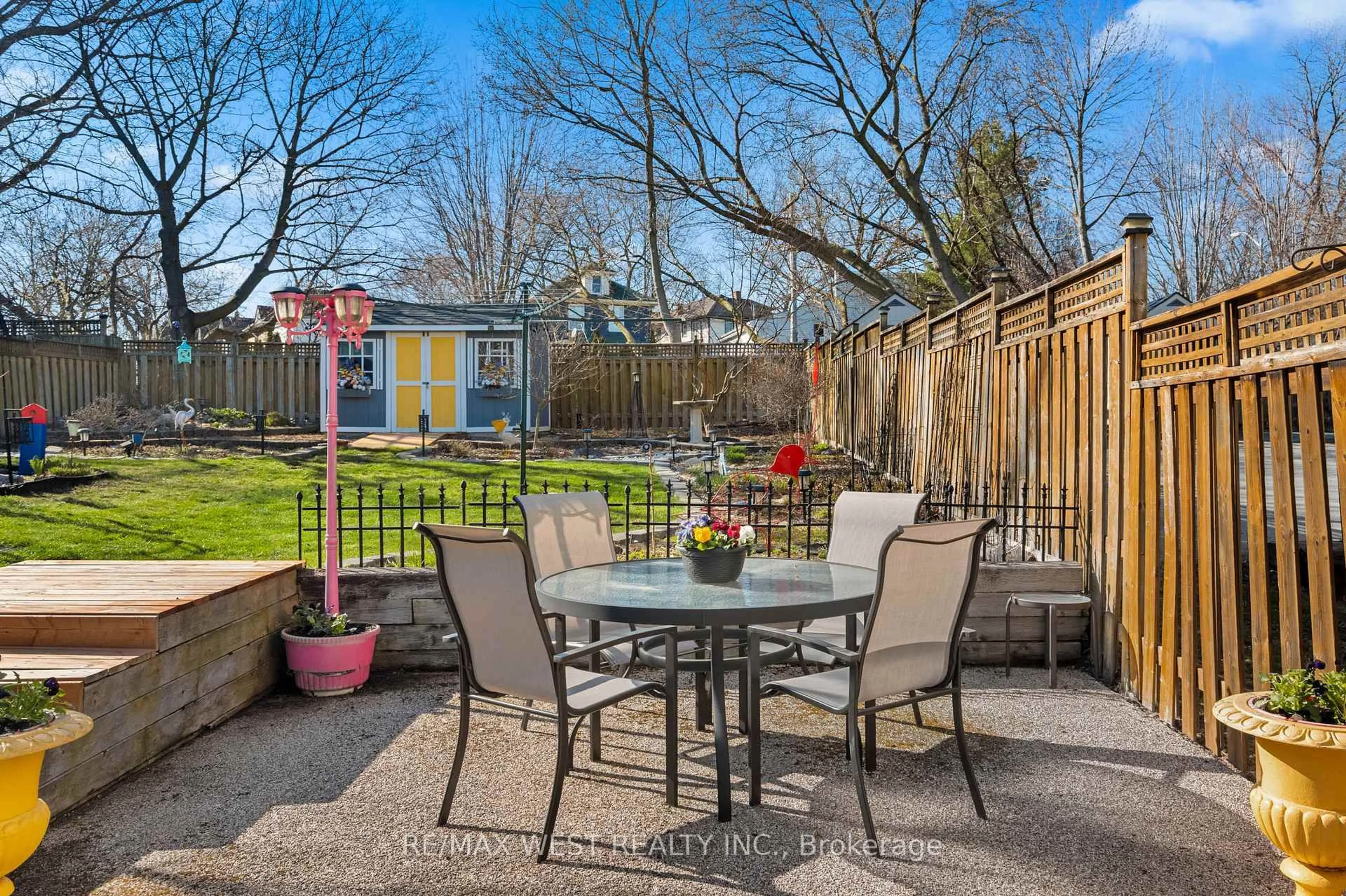 Patio, street for 5533 Ontario Ave, Niagara Falls Ontario L2E 3S4