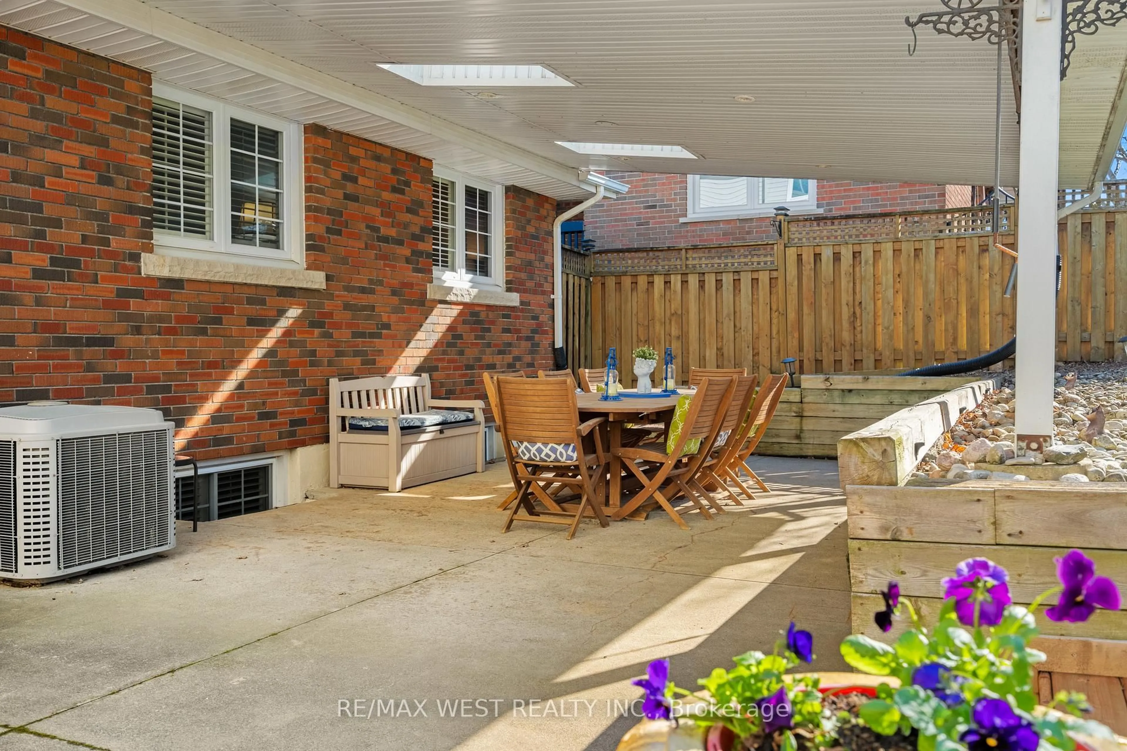 Patio, street for 5533 Ontario Ave, Niagara Falls Ontario L2E 3S4