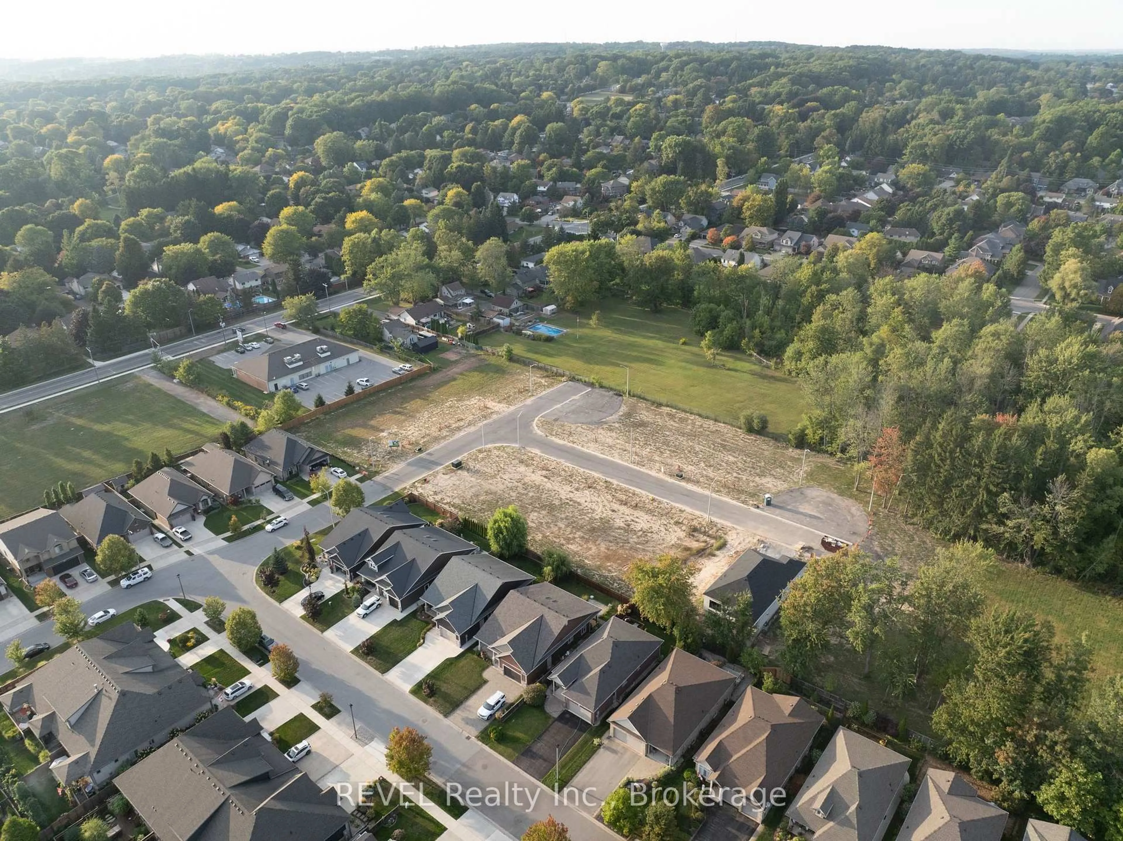 A pic from outside/outdoor area/front of a property/back of a property/a pic from drone, street for 84 Tanner Dr, Pelham Ontario L0S 1E4