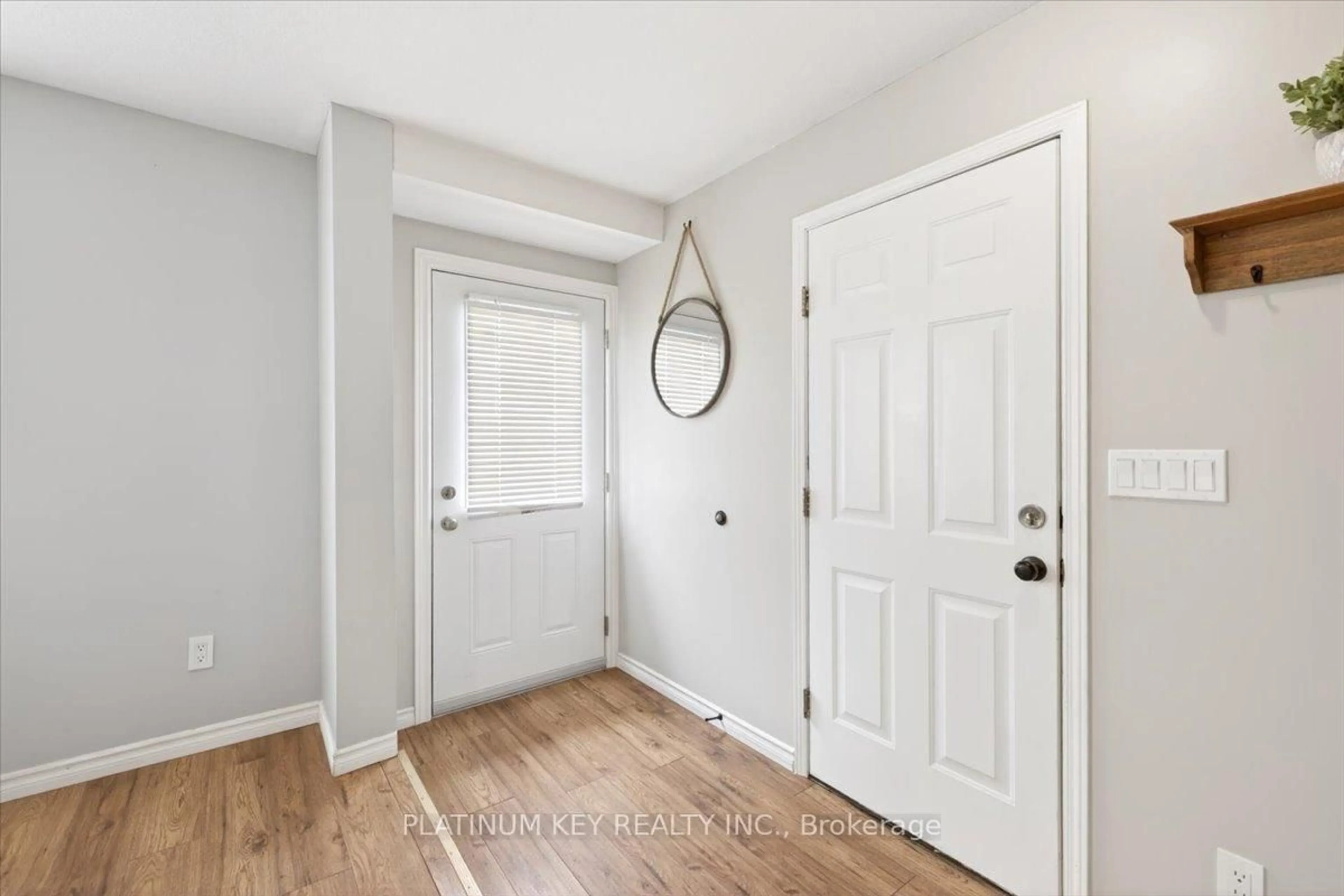 Indoor entryway for 1077 Hamilton Rd #4, London East Ontario N5W 6G3