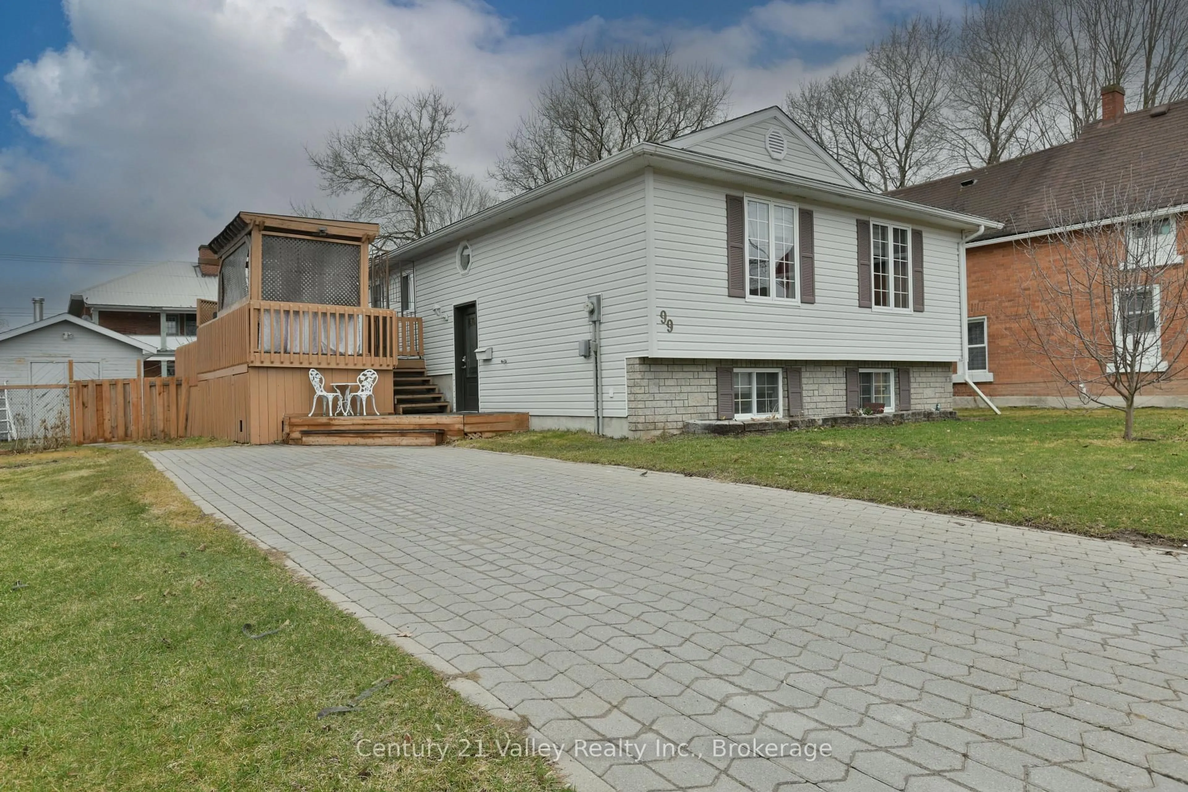 Unknown for 99 Queen St, Renfrew Ontario K7V 2A4