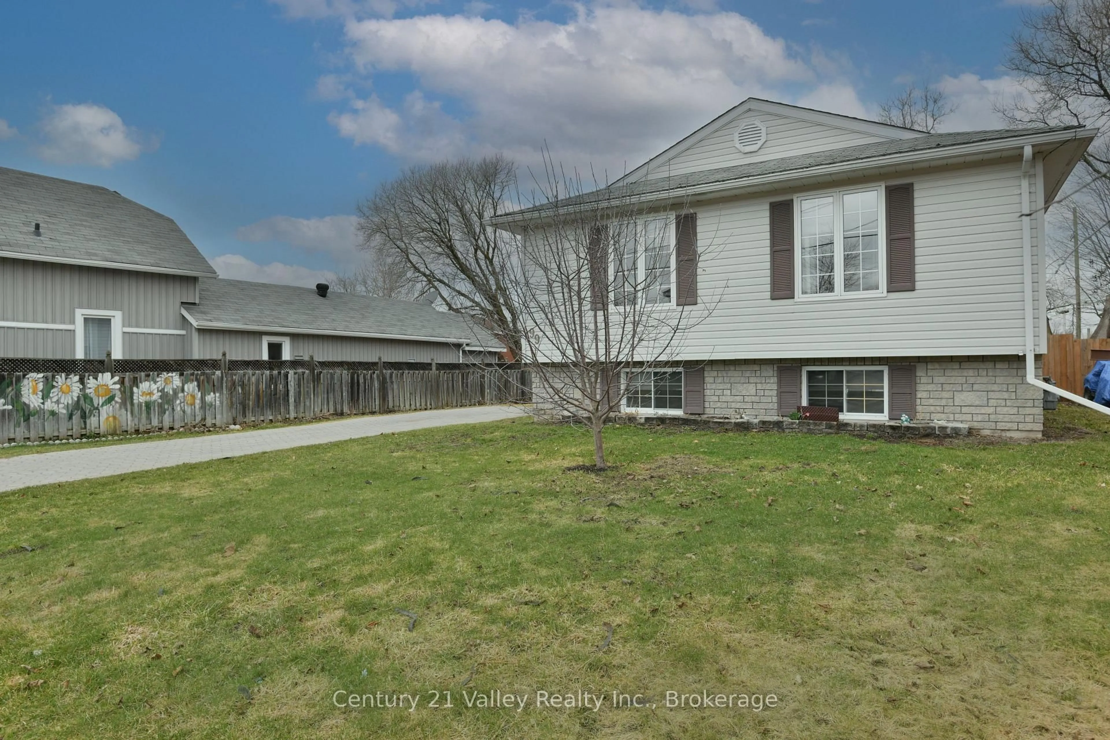 A pic from outside/outdoor area/front of a property/back of a property/a pic from drone, street for 99 Queen St, Renfrew Ontario K7V 2A4