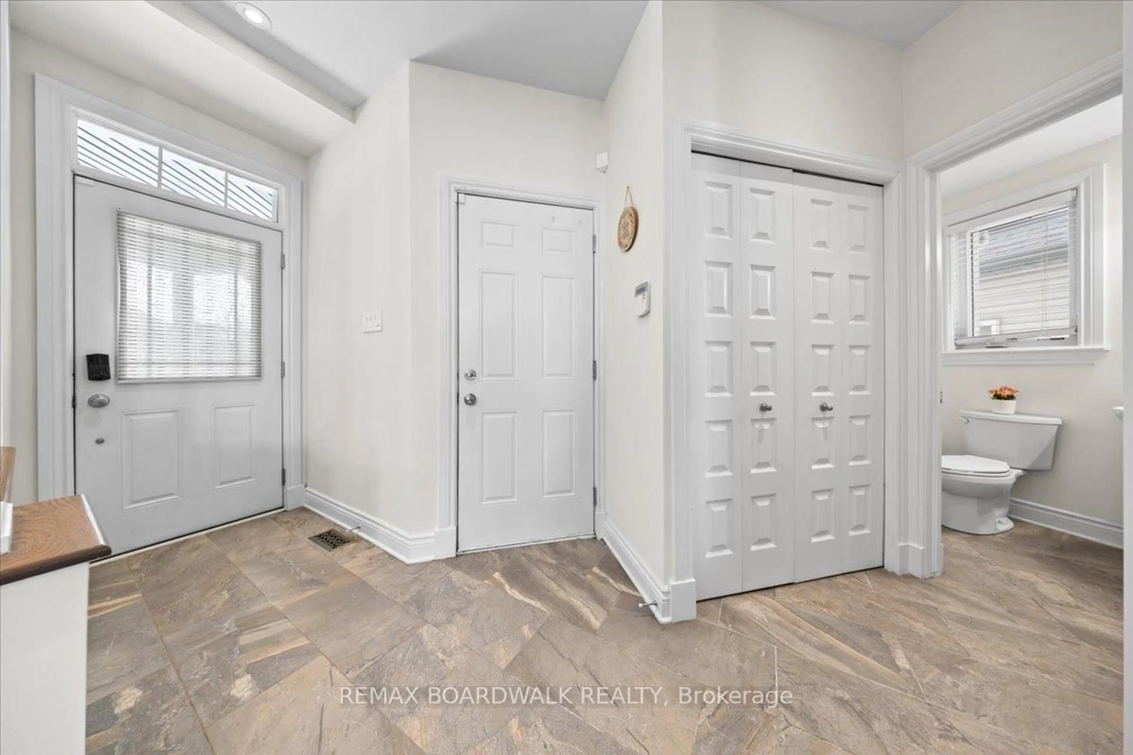 Indoor entryway for 330 Bobolink Rdge, Stittsville Ontario K2V 0B7