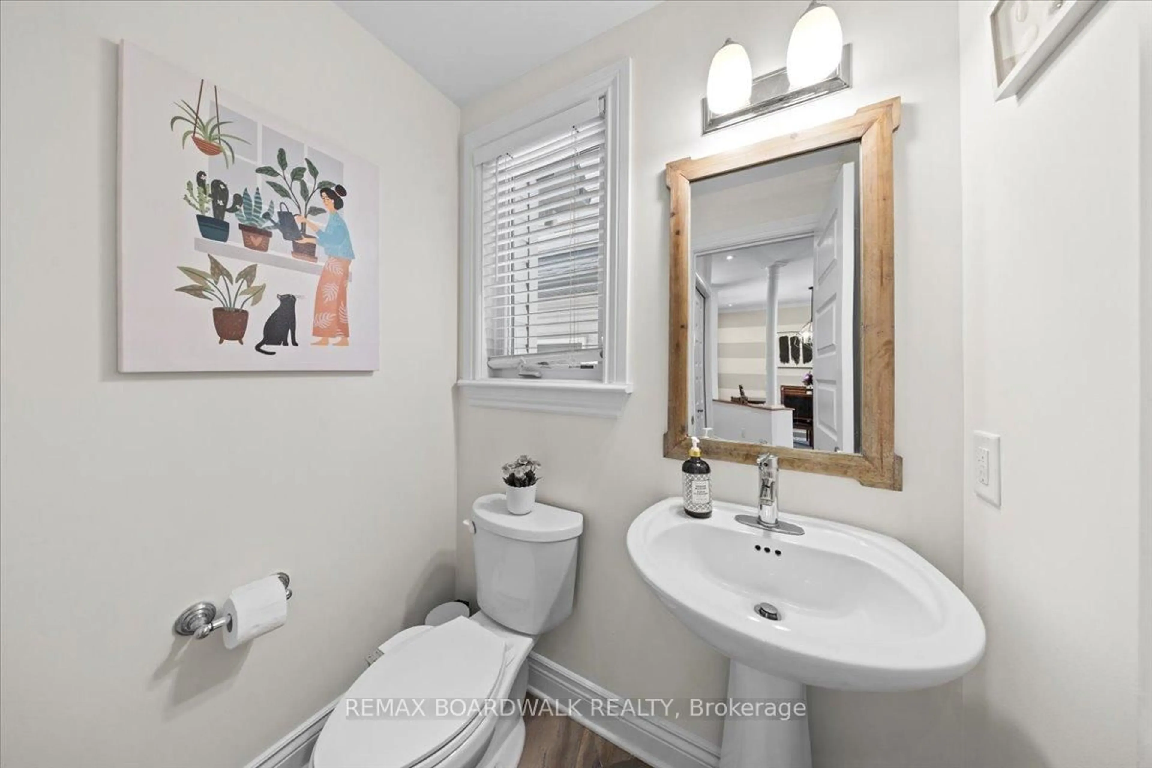 Standard bathroom, ceramic/tile floor for 330 Bobolink Rdge, Stittsville Ontario K2V 0B7