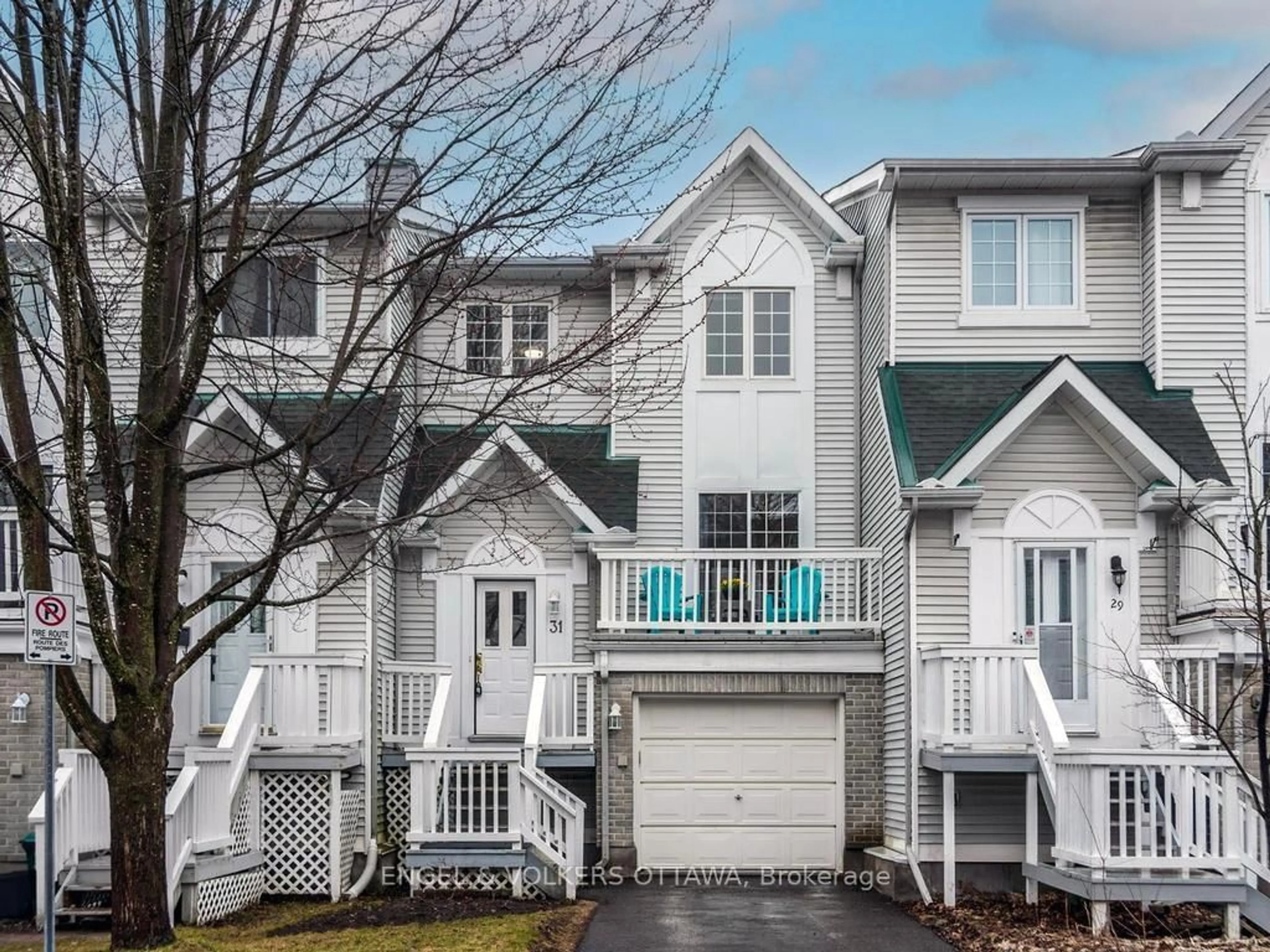 Home with vinyl exterior material, street for 31 Castlegreen Private, Ottawa Ontario K1T 3N4