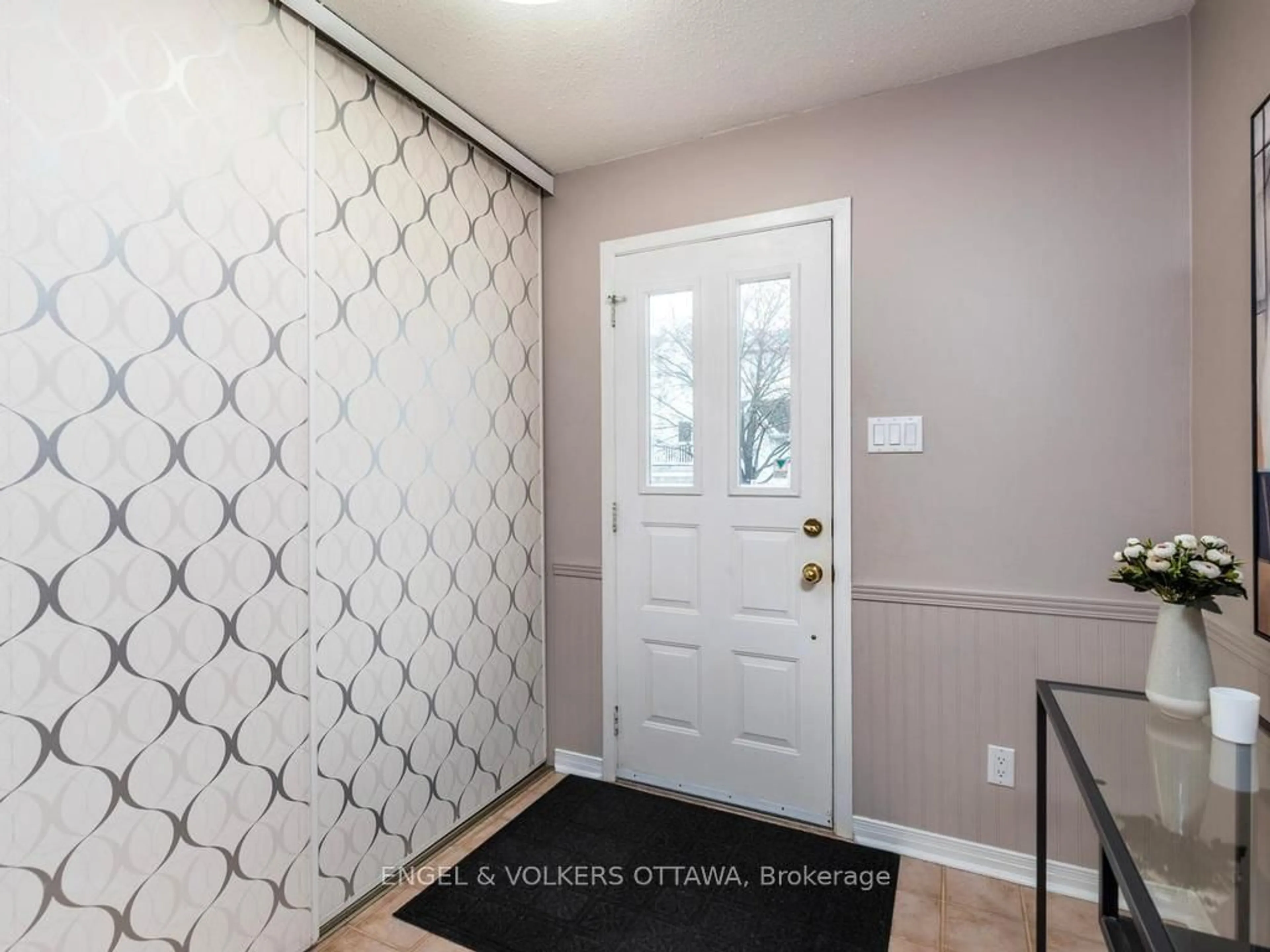 Indoor entryway for 31 Castlegreen Private, Ottawa Ontario K1T 3N4