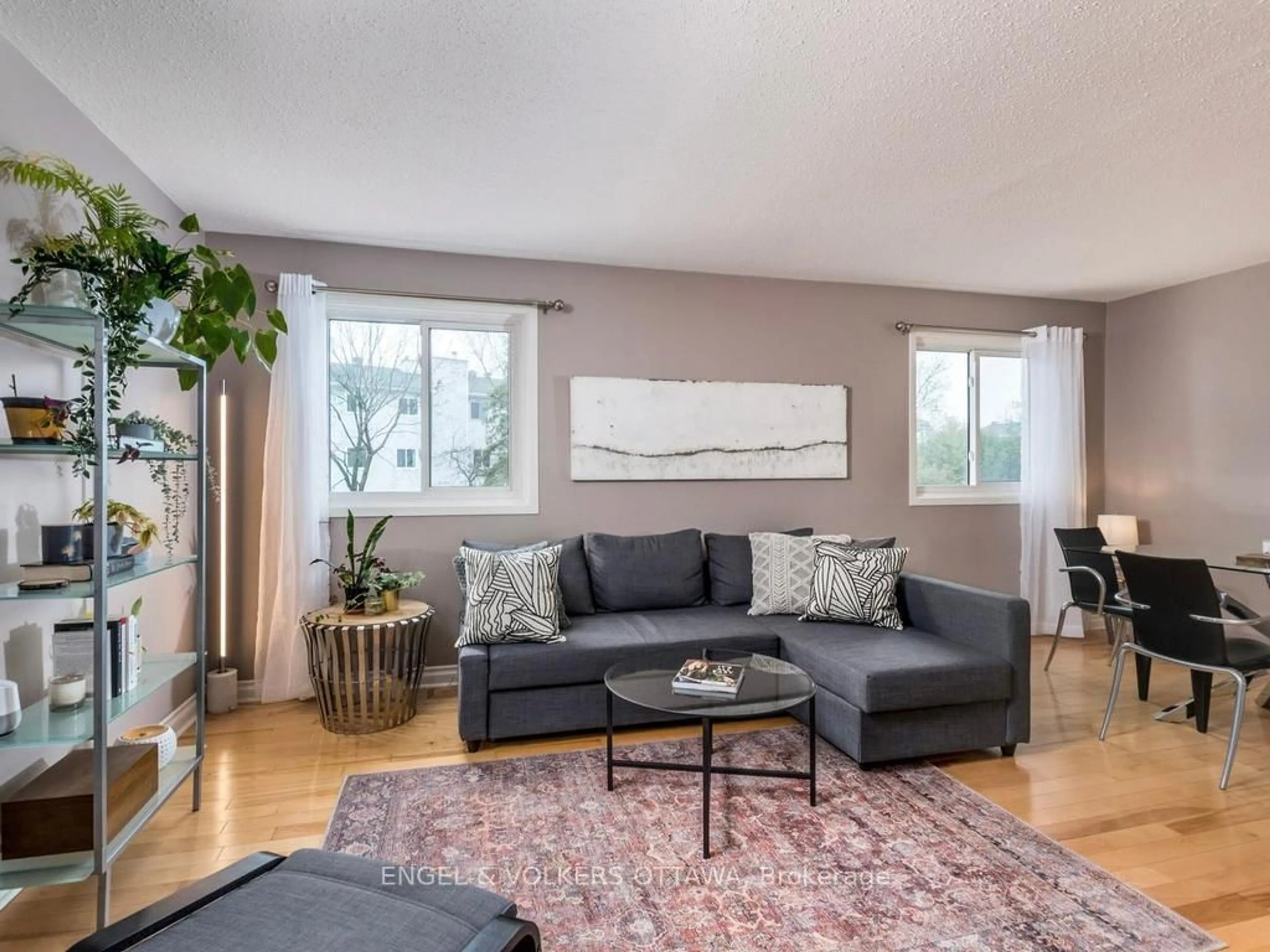 Living room with furniture, wood/laminate floor for 31 Castlegreen Private, Ottawa Ontario K1T 3N4