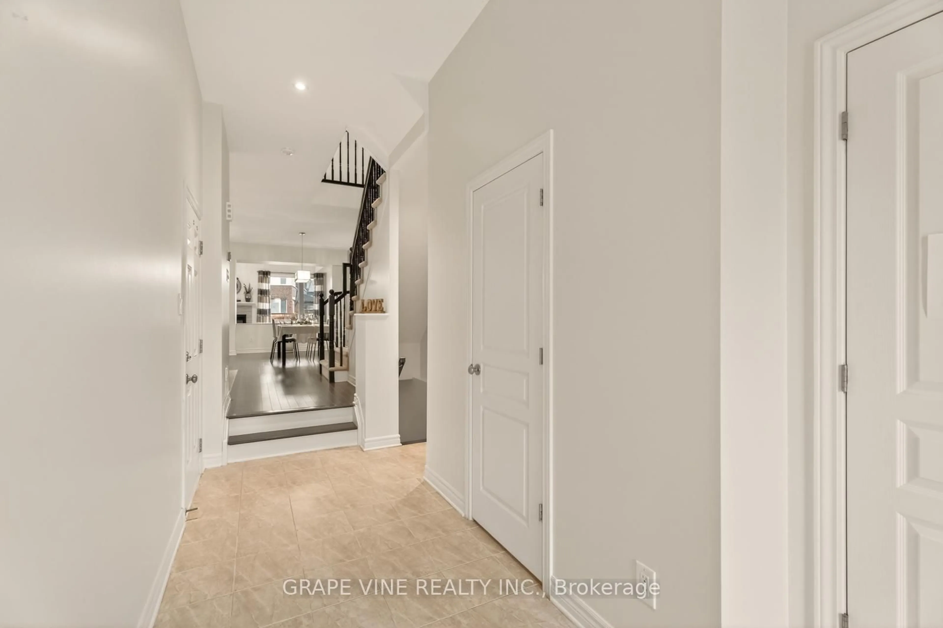 Indoor entryway for 383 MEMORIAL Grve, Ottawa Ontario K1X 0C7