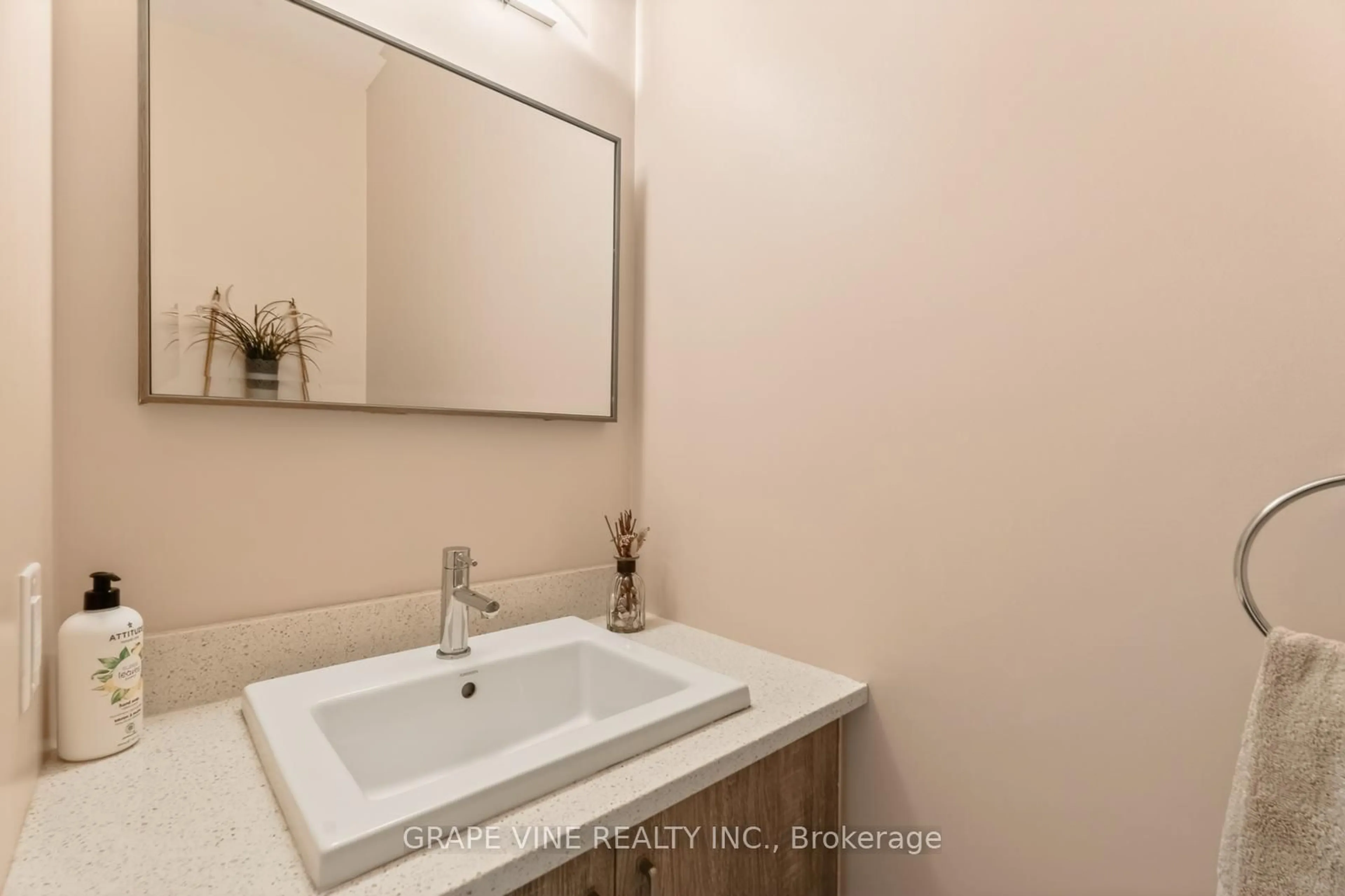 Standard bathroom, unknown for 383 MEMORIAL Grve, Ottawa Ontario K1X 0C7