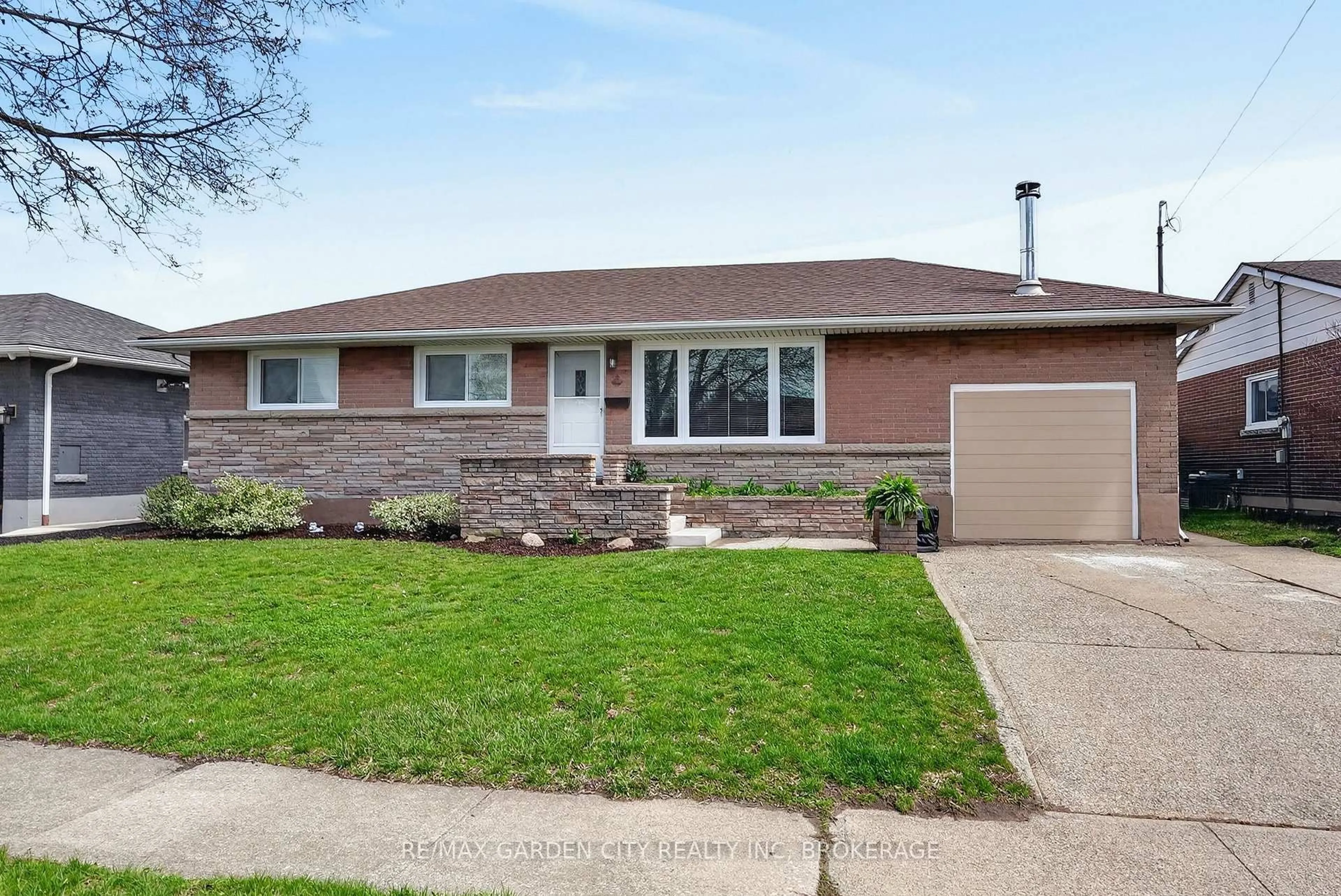 Home with brick exterior material, street for 77 Balmoral Ave, Welland Ontario L3B 1S5