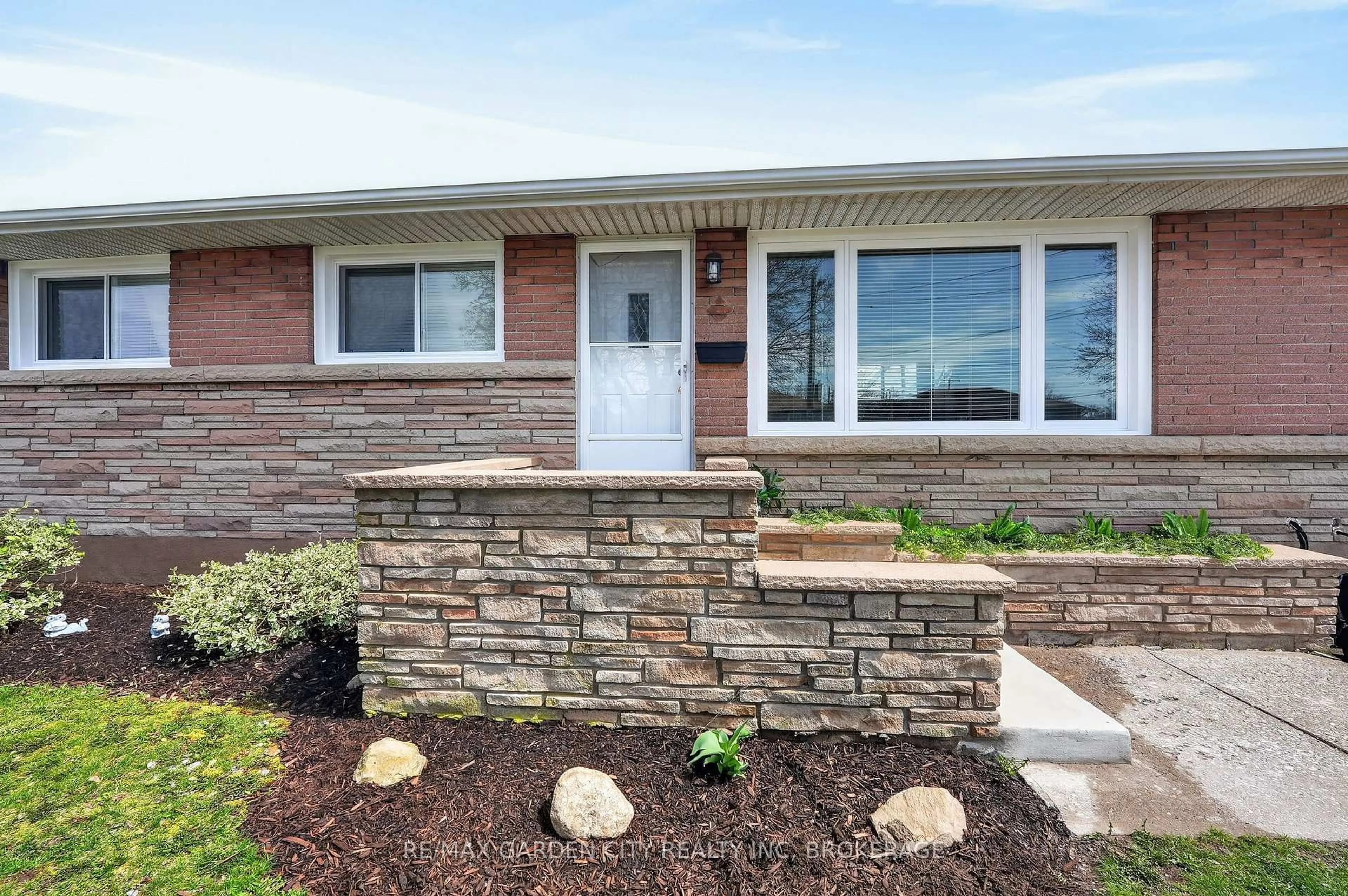 Home with brick exterior material, street for 77 Balmoral Ave, Welland Ontario L3B 1S5