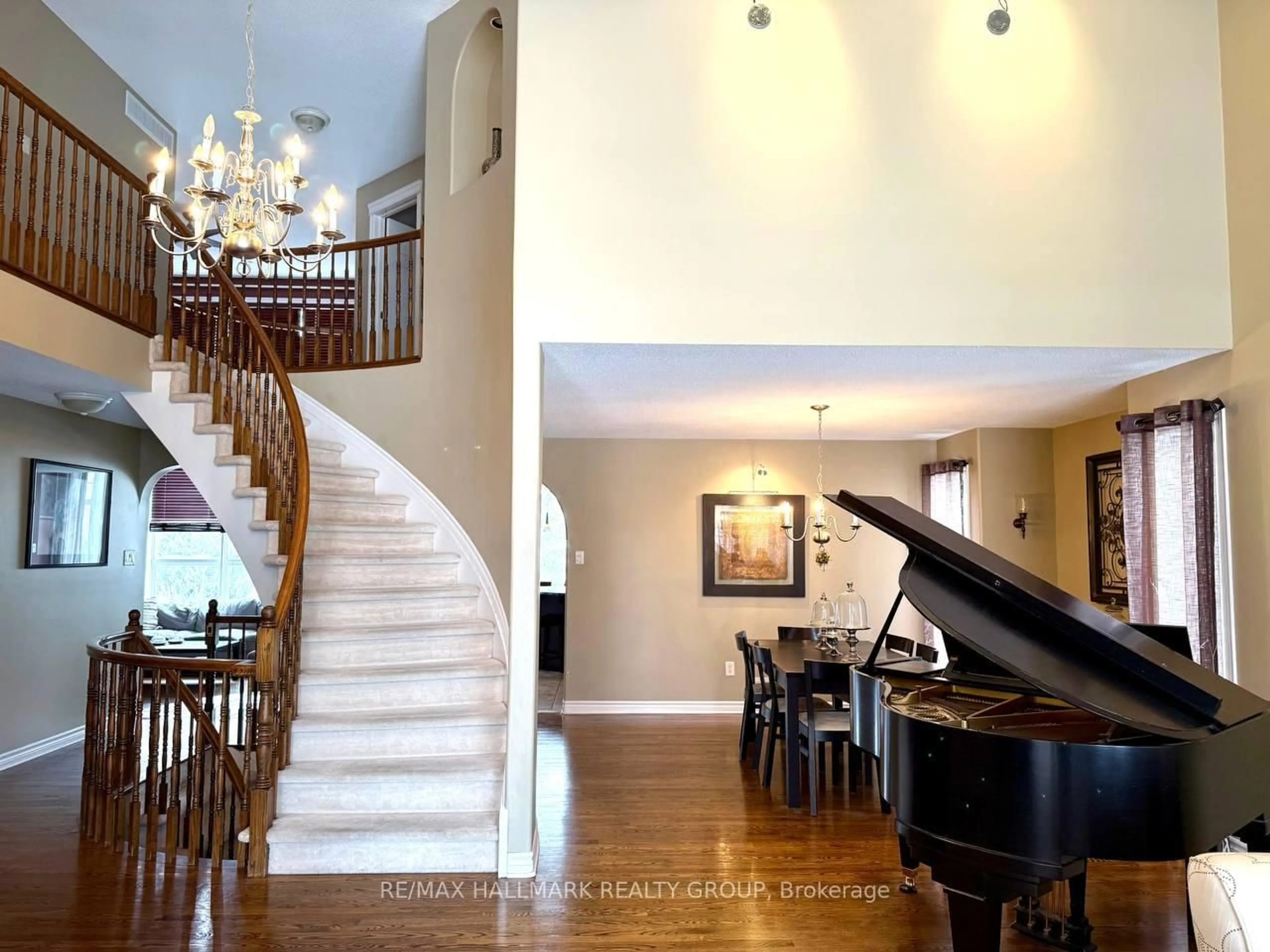 Indoor foyer for 9 Blackshire Circ, Ottawa Ontario K2J 5L8