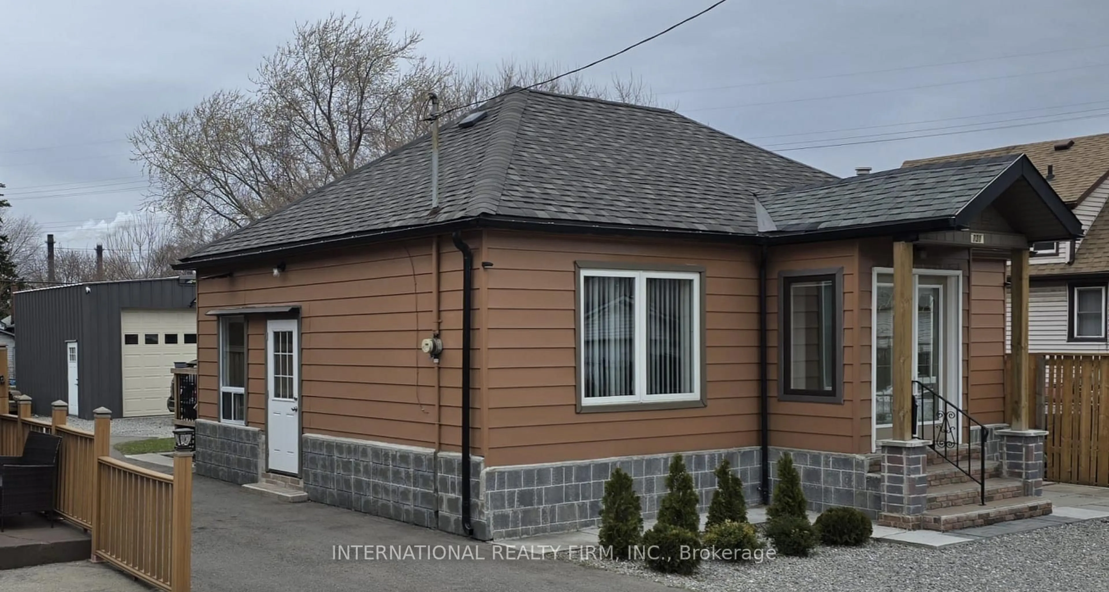 Home with vinyl exterior material, street for 731 Knox Ave, Hamilton Ontario L8H 6K7