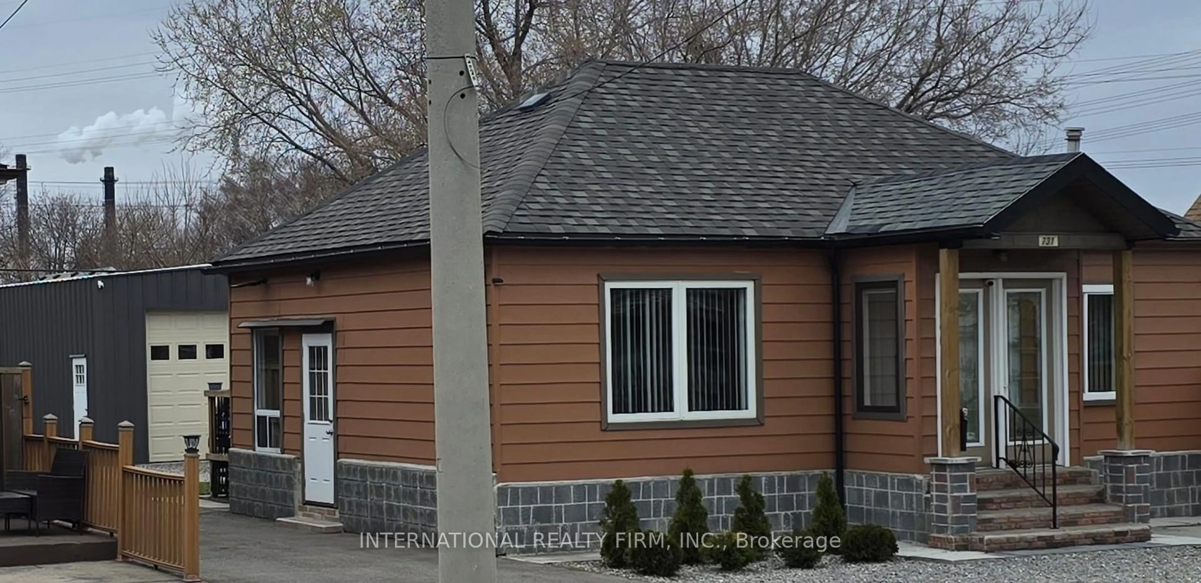 Home with vinyl exterior material, street for 731 Knox Ave, Hamilton Ontario L8H 6K7