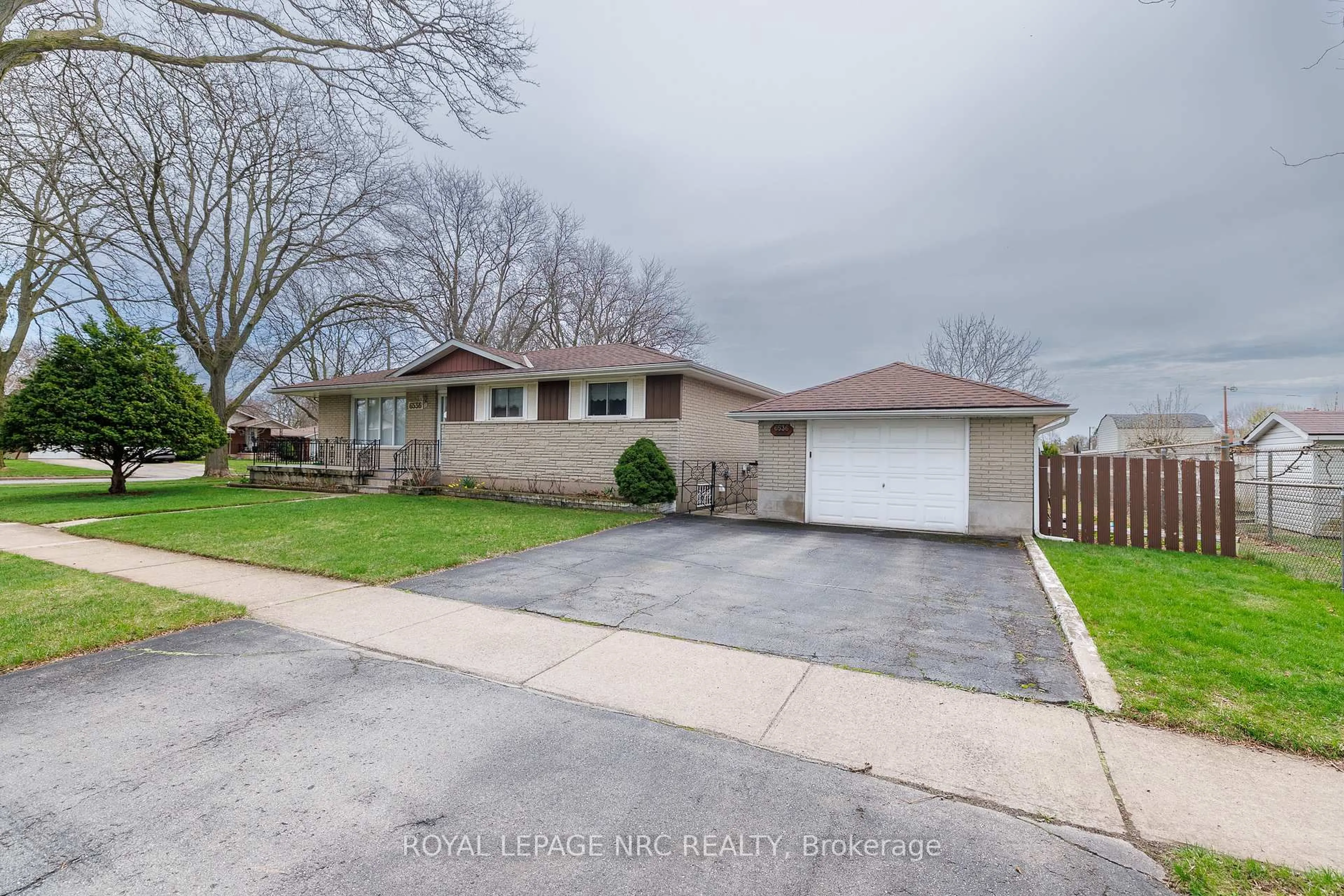 A pic from outside/outdoor area/front of a property/back of a property/a pic from drone, street for 6536 Cropp St, Niagara Falls Ontario L2E 5J7