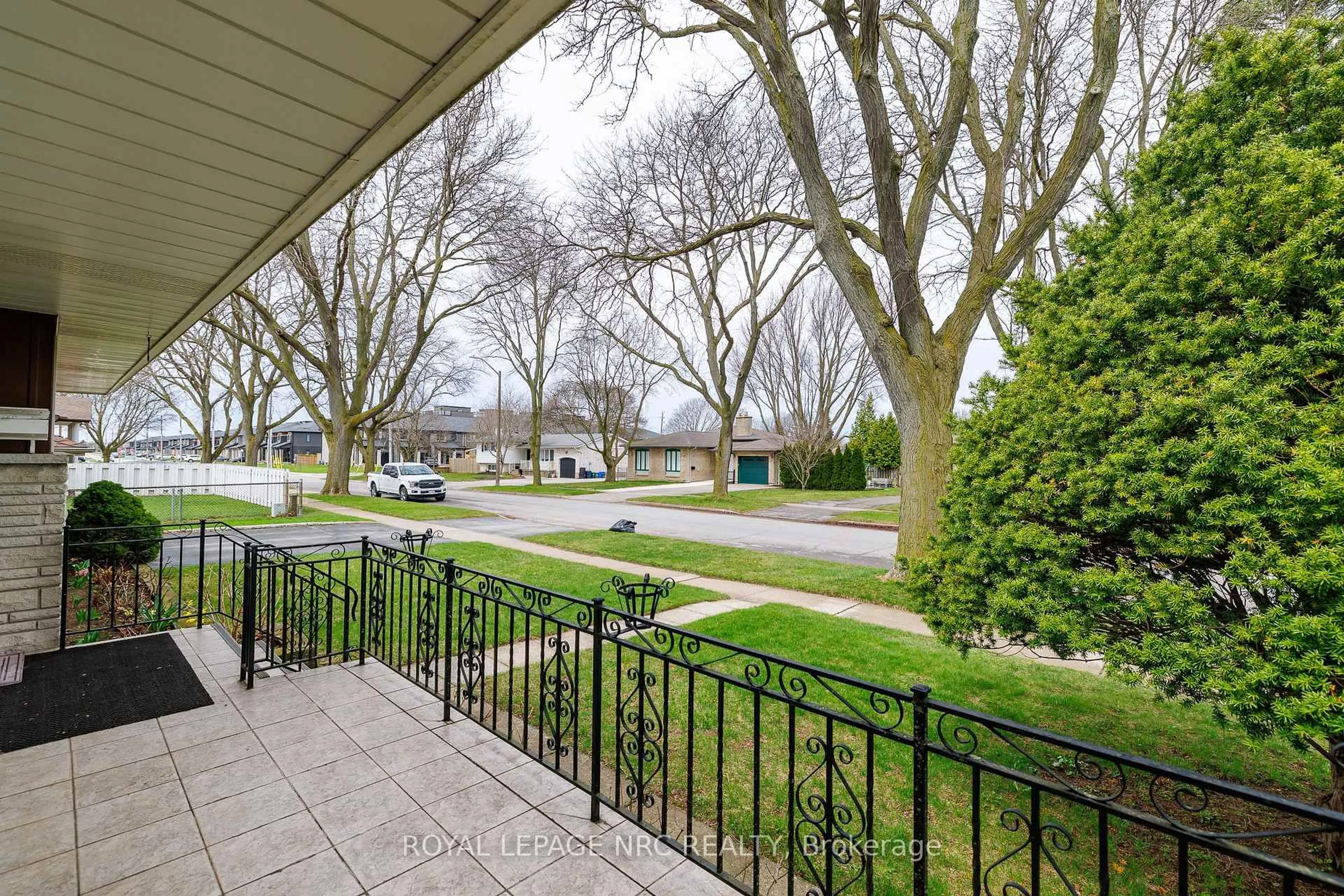 Patio, street for 6536 Cropp St, Niagara Falls Ontario L2E 5J7