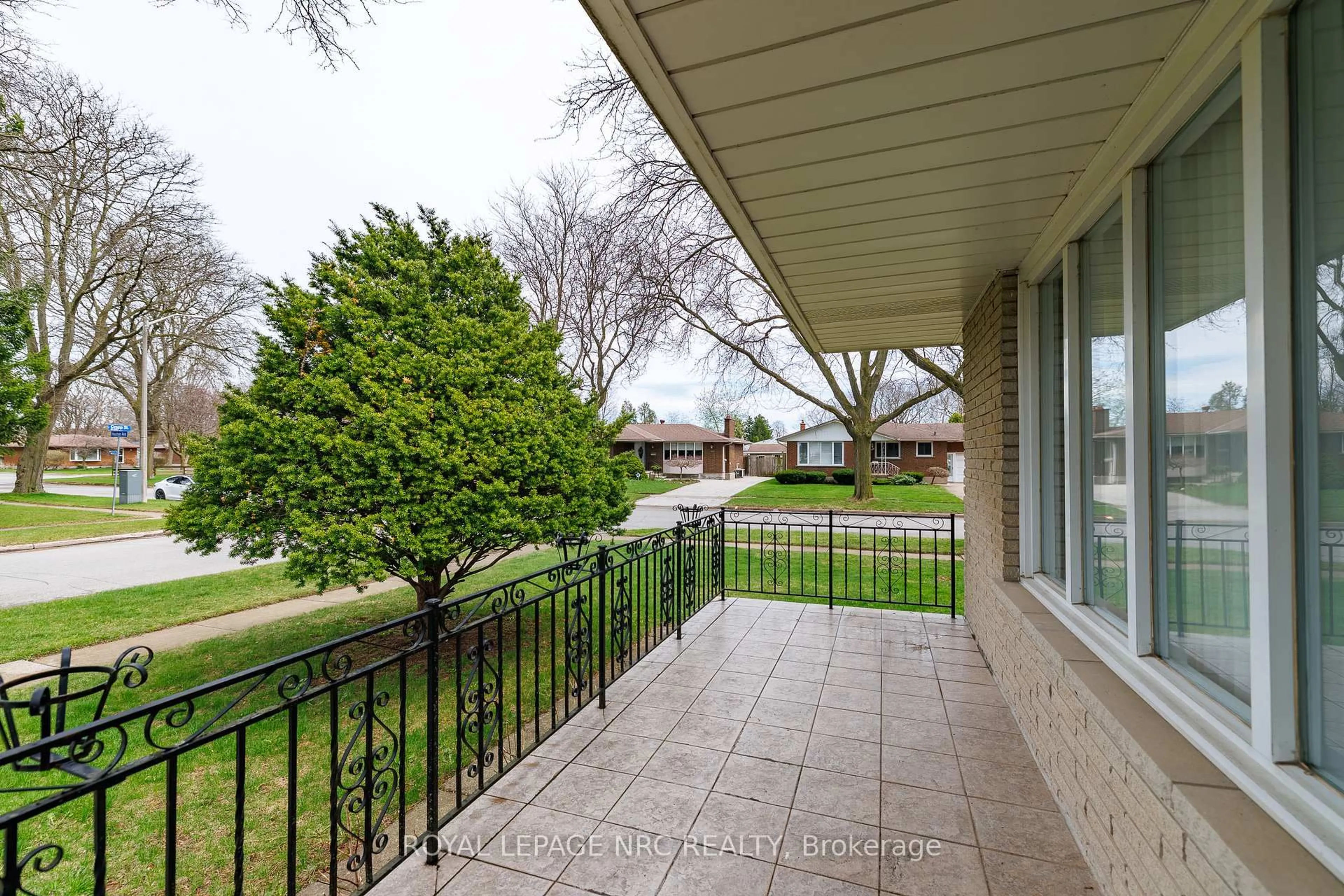 Patio, street for 6536 Cropp St, Niagara Falls Ontario L2E 5J7
