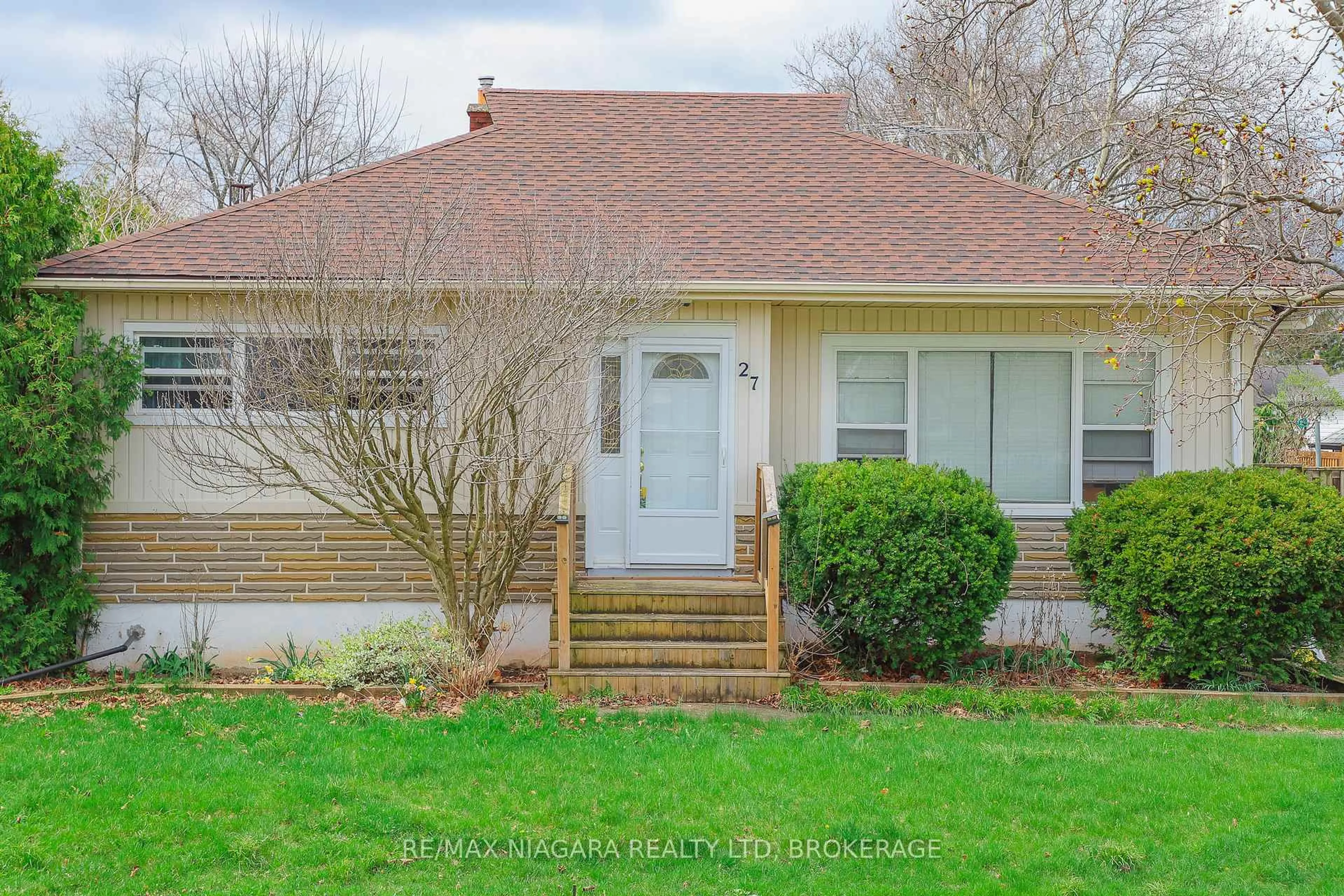 Home with vinyl exterior material, street for 27 White St, St. Catharines Ontario L2N 1Z3