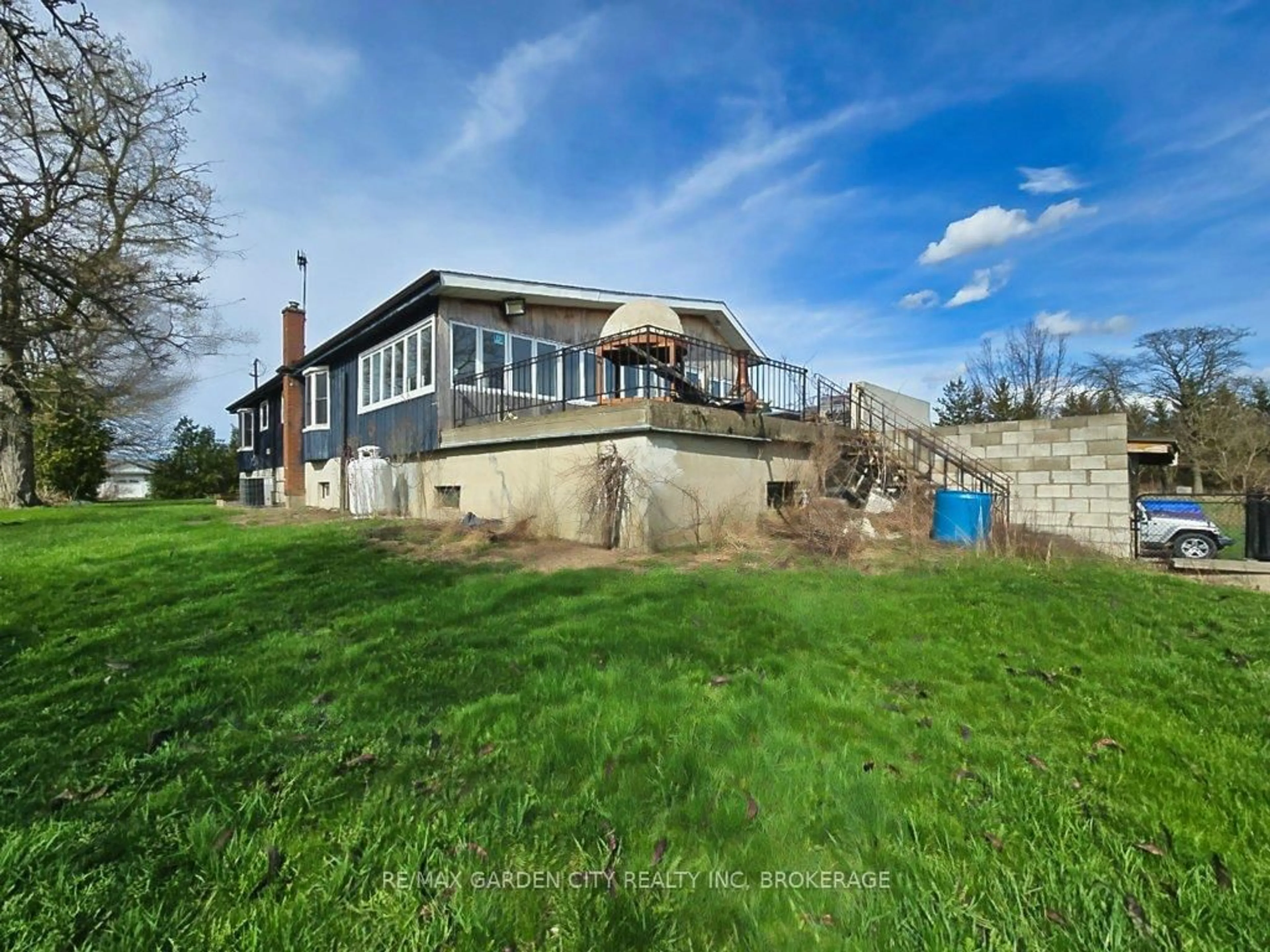 A pic from outside/outdoor area/front of a property/back of a property/a pic from drone, building for 1030 Metler Rd, Pelham Ontario L0S 1C0