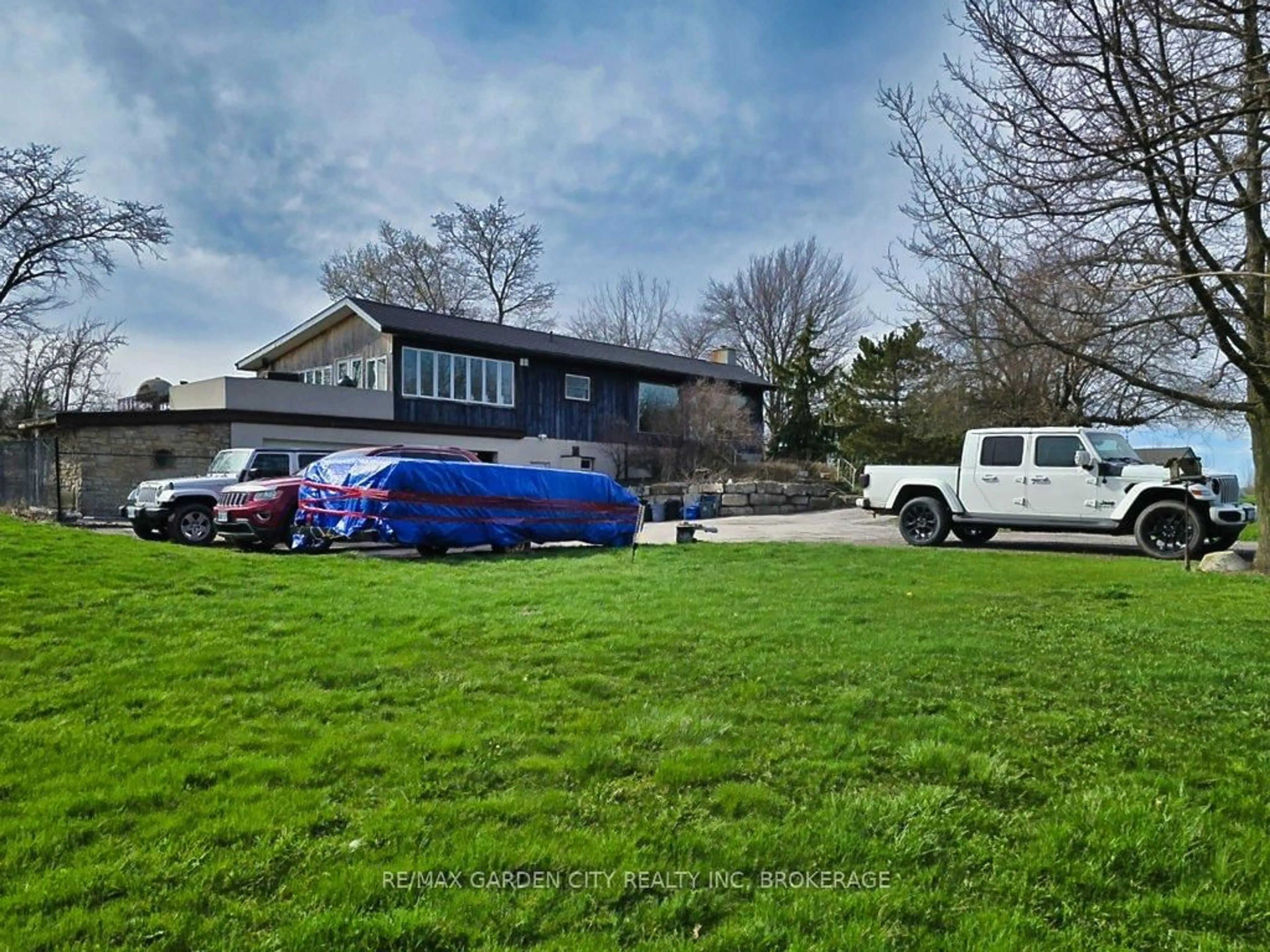 A pic from outside/outdoor area/front of a property/back of a property/a pic from drone, unknown for 1030 Metler Rd, Pelham Ontario L0S 1C0