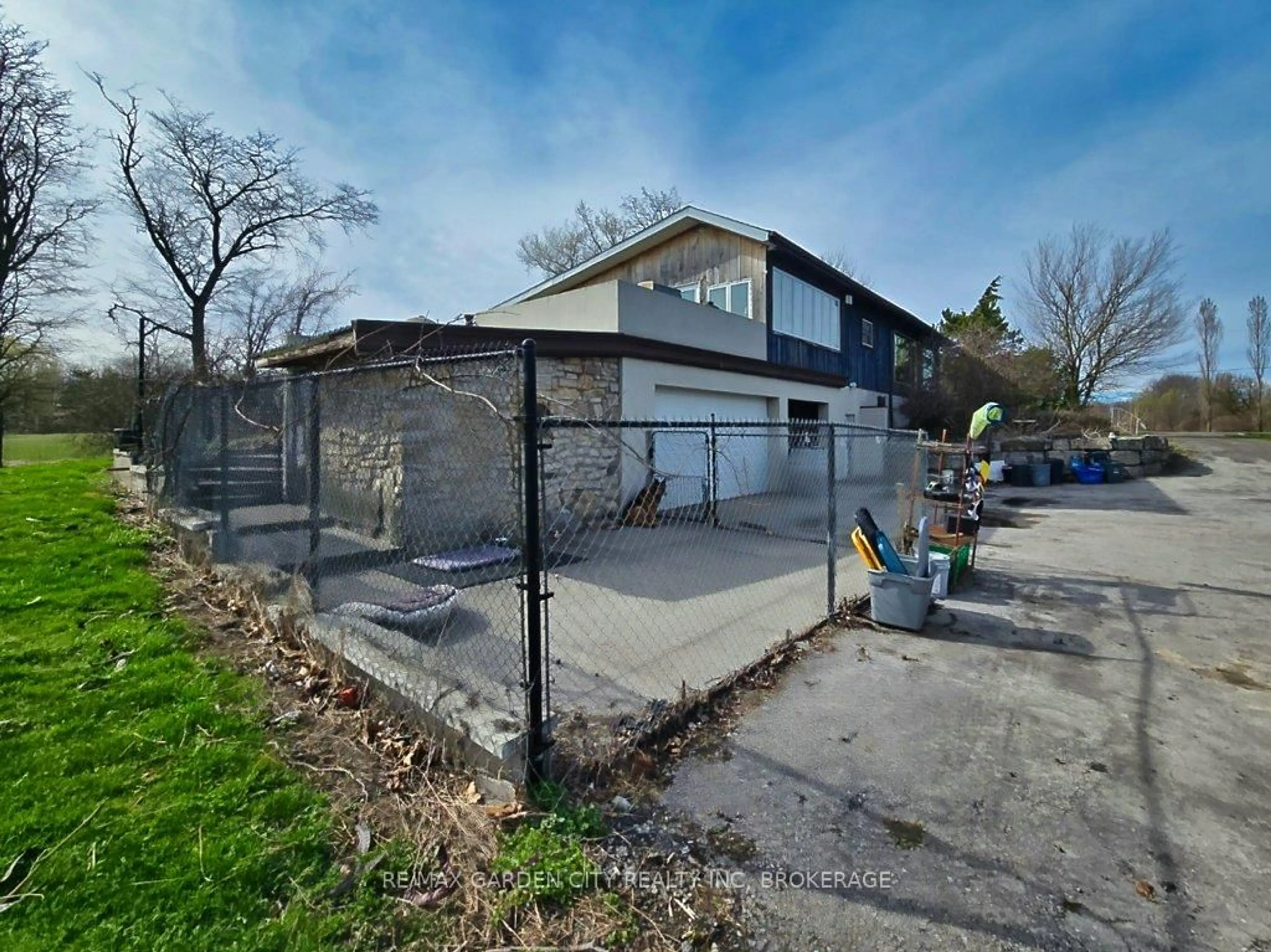 A pic from outside/outdoor area/front of a property/back of a property/a pic from drone, street for 1030 Metler Rd, Pelham Ontario L0S 1C0