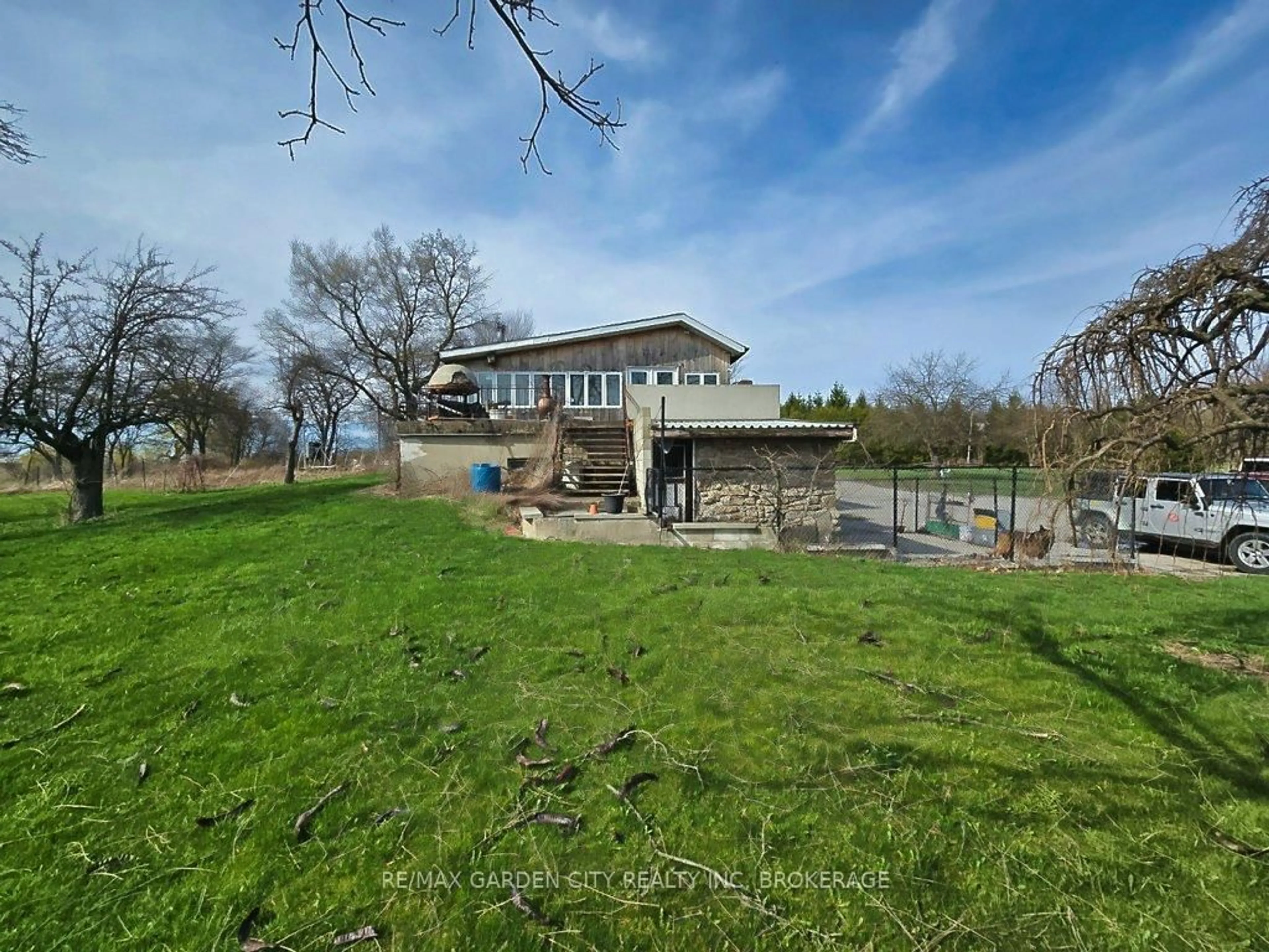 A pic from outside/outdoor area/front of a property/back of a property/a pic from drone, water/lake/river/ocean view for 1030 Metler Rd, Pelham Ontario L0S 1C0