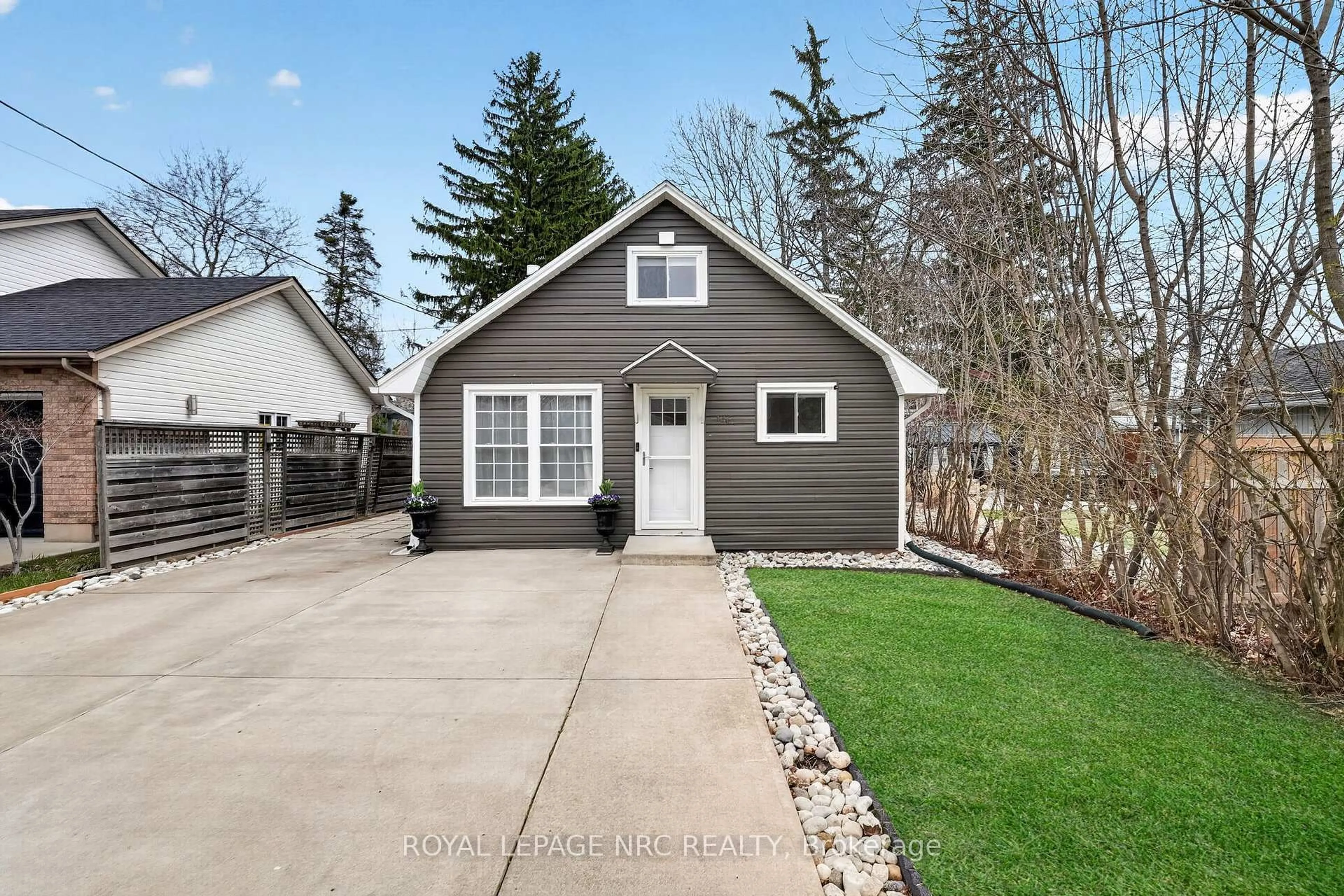 Home with vinyl exterior material, street for 146 Belvidere Rd, Fort Erie Ontario L0S 1B0