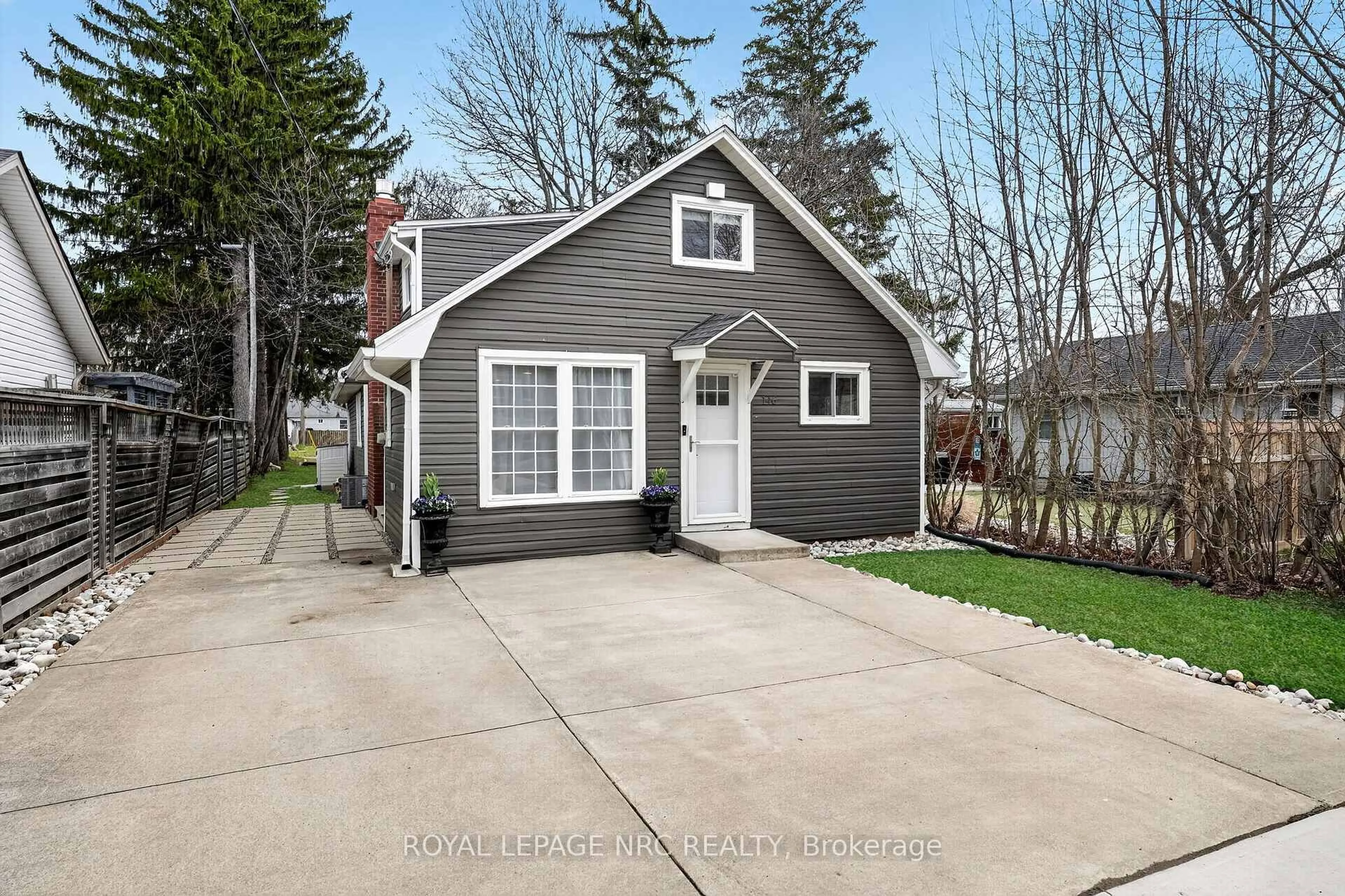 Home with vinyl exterior material, street for 146 Belvidere Rd, Fort Erie Ontario L0S 1B0