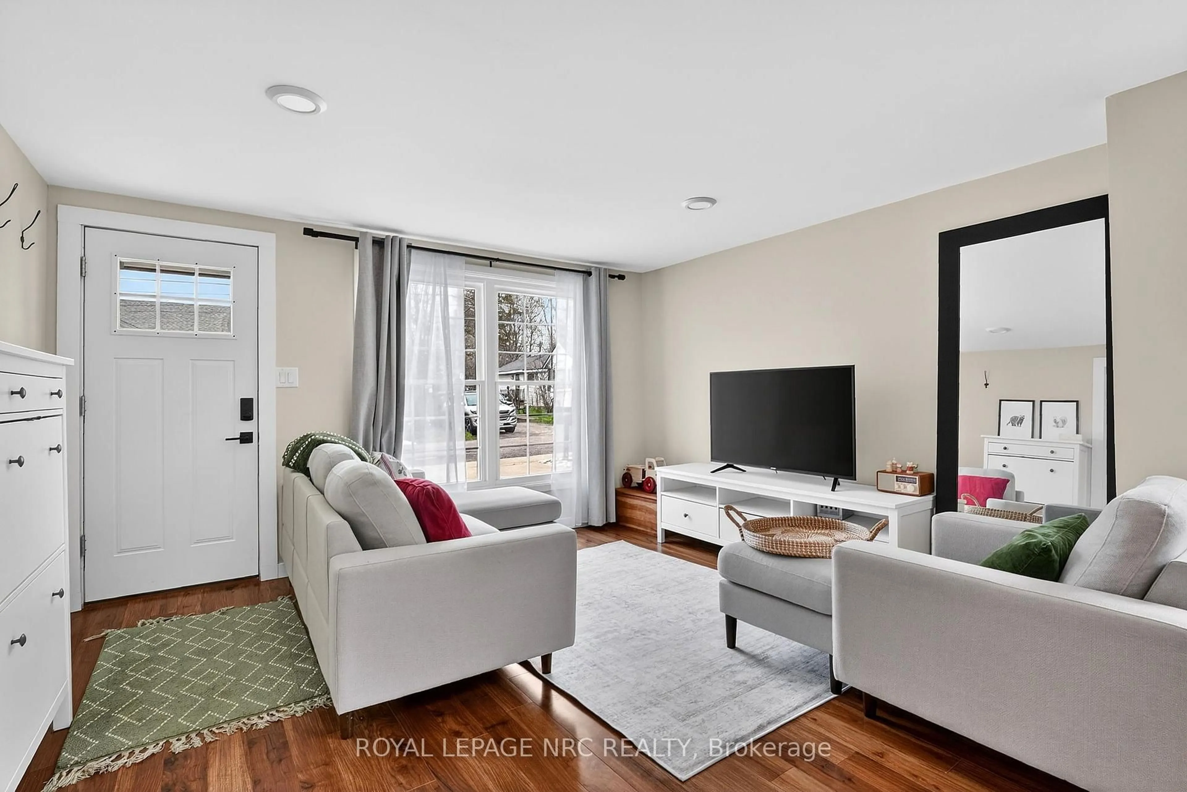 Living room with furniture, unknown for 146 Belvidere Rd, Fort Erie Ontario L0S 1B0