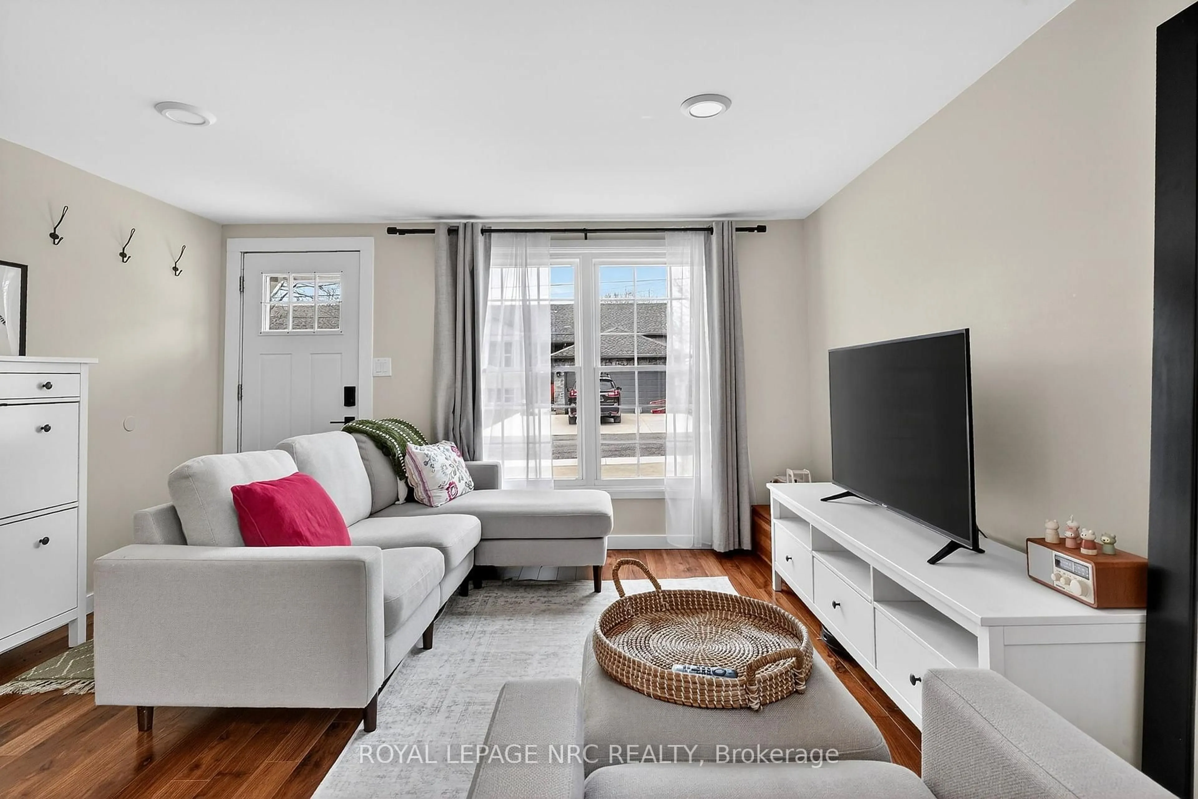 Living room with furniture, unknown for 146 Belvidere Rd, Fort Erie Ontario L0S 1B0