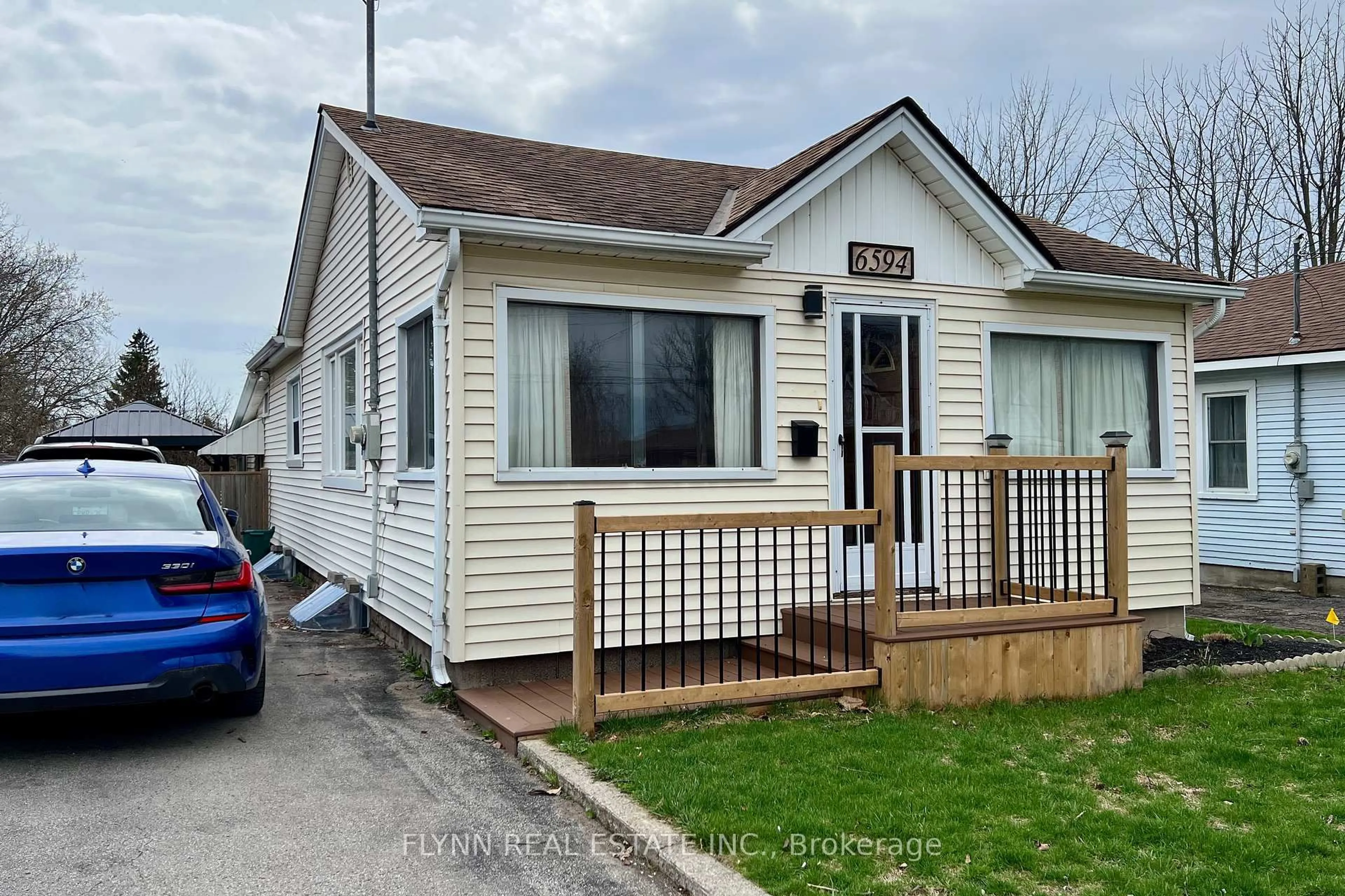 Home with vinyl exterior material, street for 6594 Barker St, Niagara Falls Ontario L2G 1Y8