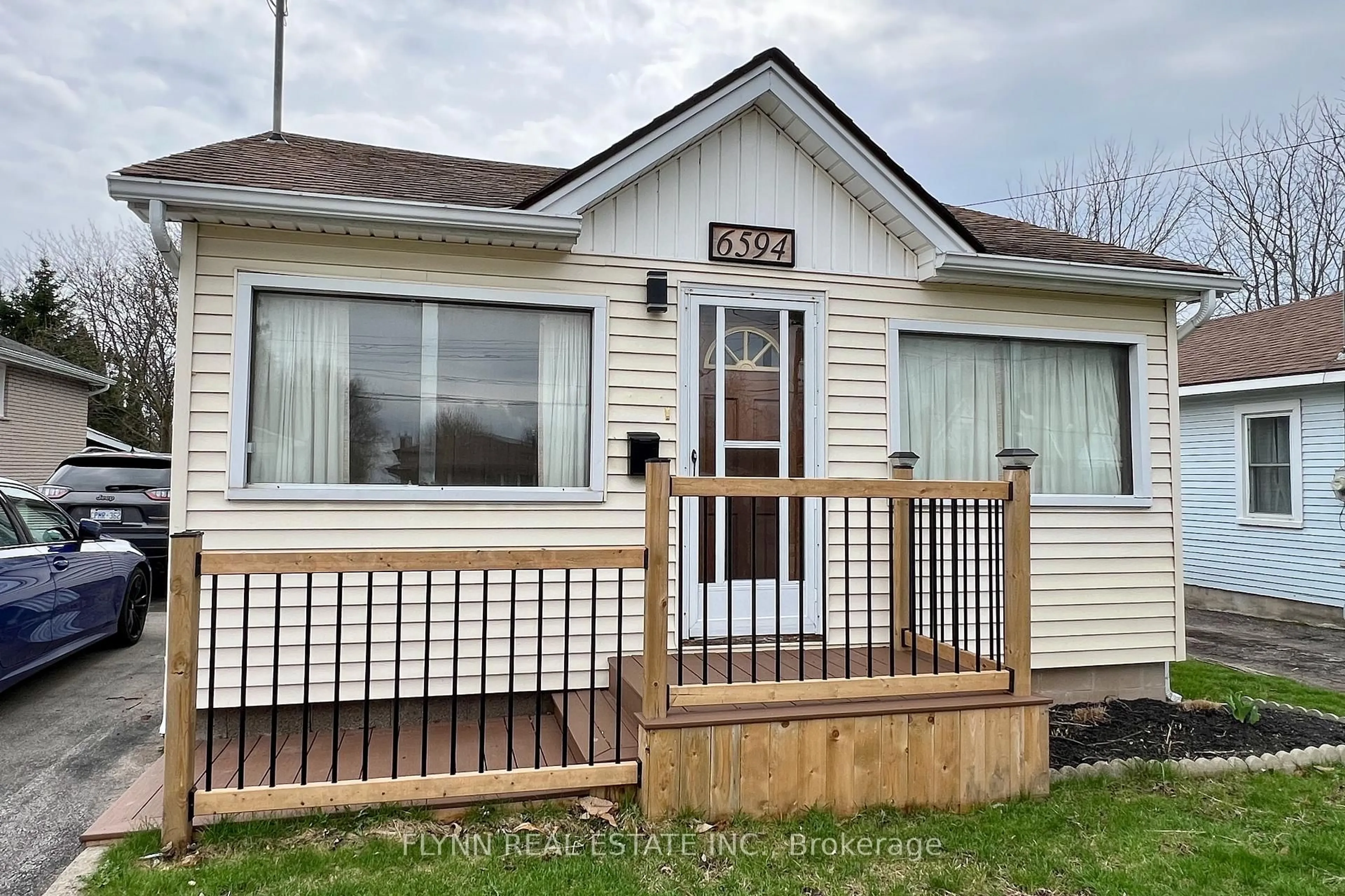 Home with vinyl exterior material, street for 6594 Barker St, Niagara Falls Ontario L2G 1Y8