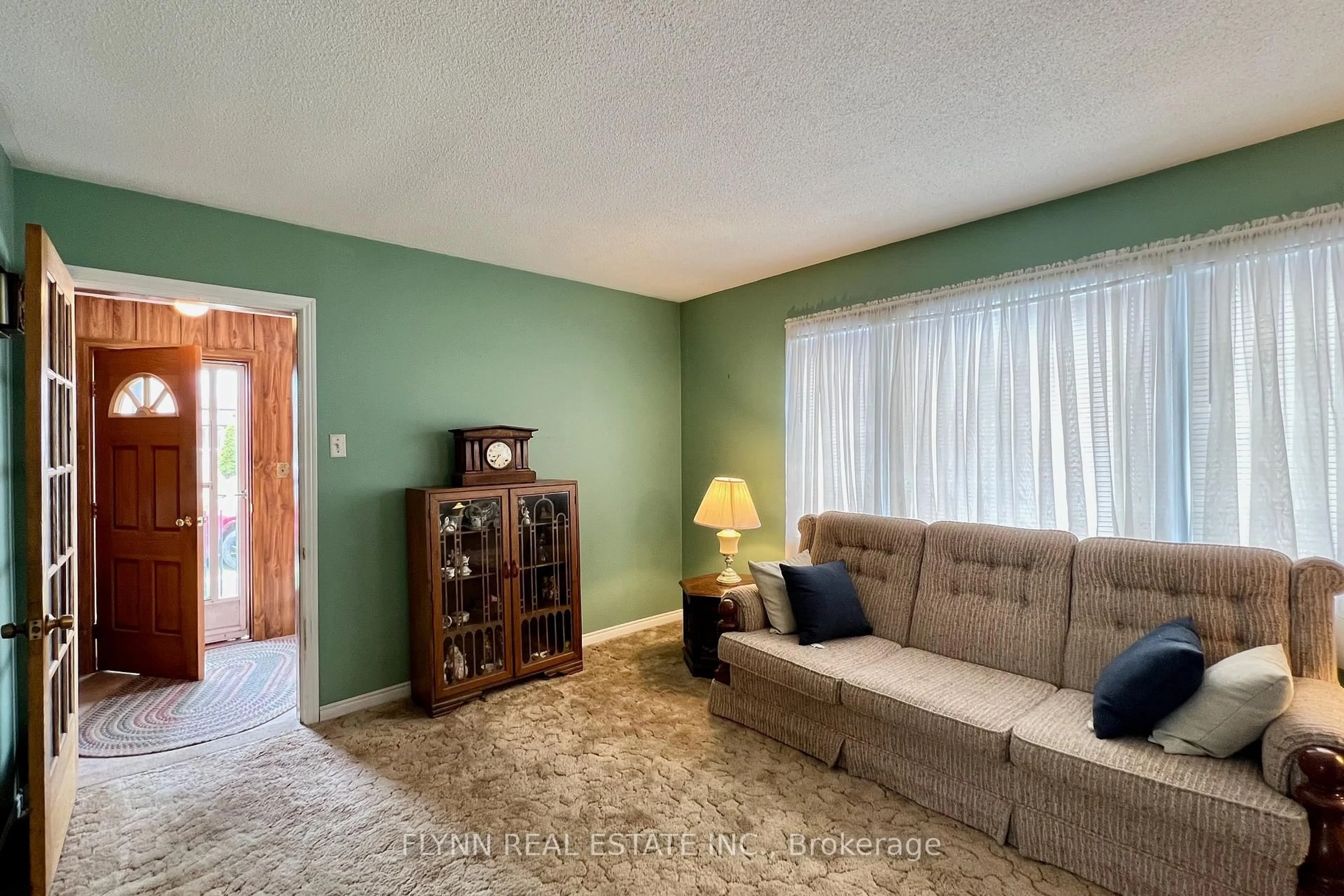 Living room with furniture, carpet floor for 6594 Barker St, Niagara Falls Ontario L2G 1Y8