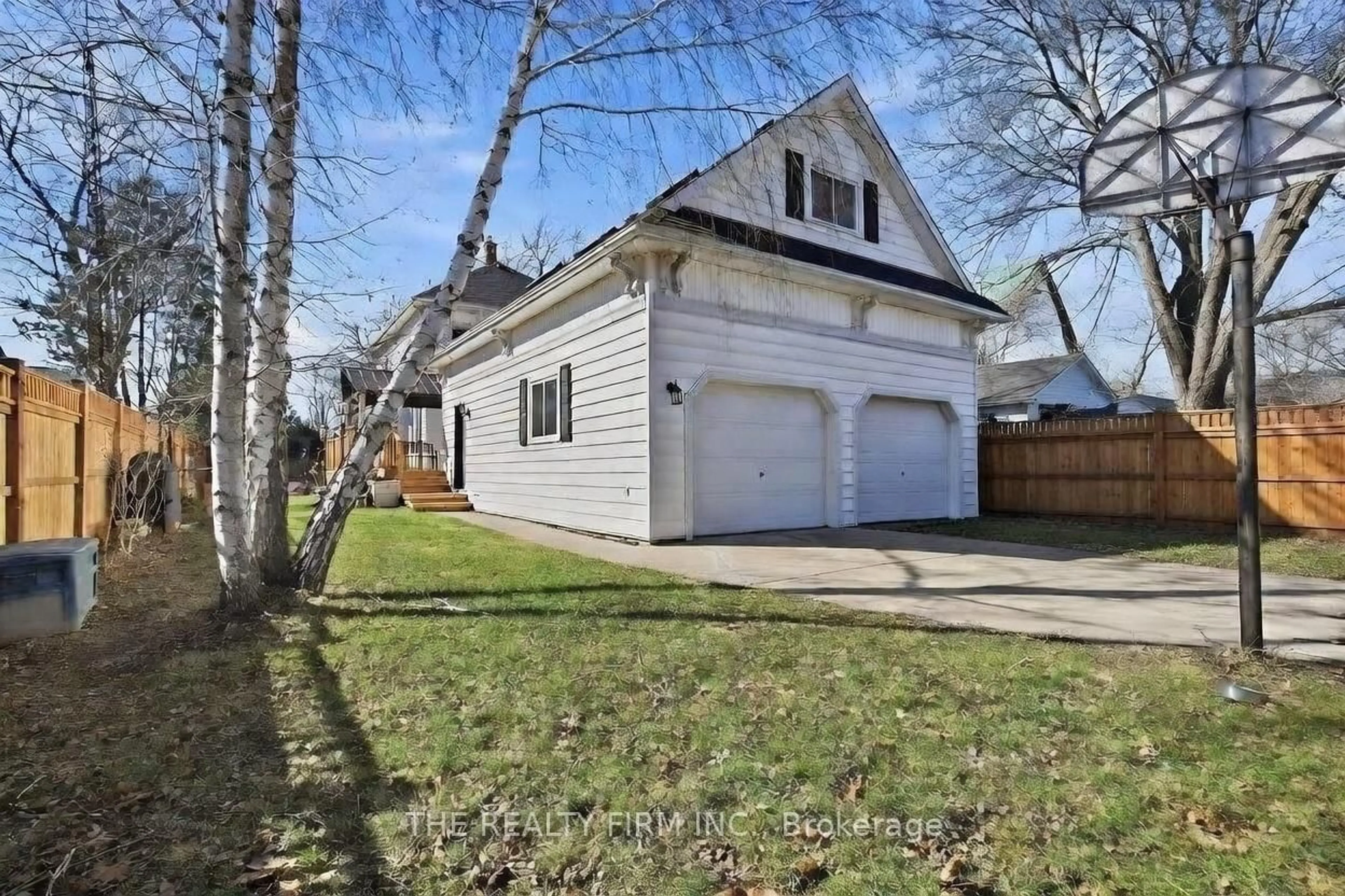 A pic from outside/outdoor area/front of a property/back of a property/a pic from drone, street for 422 Greenfield St, Petrolia Ontario N0N 1R0