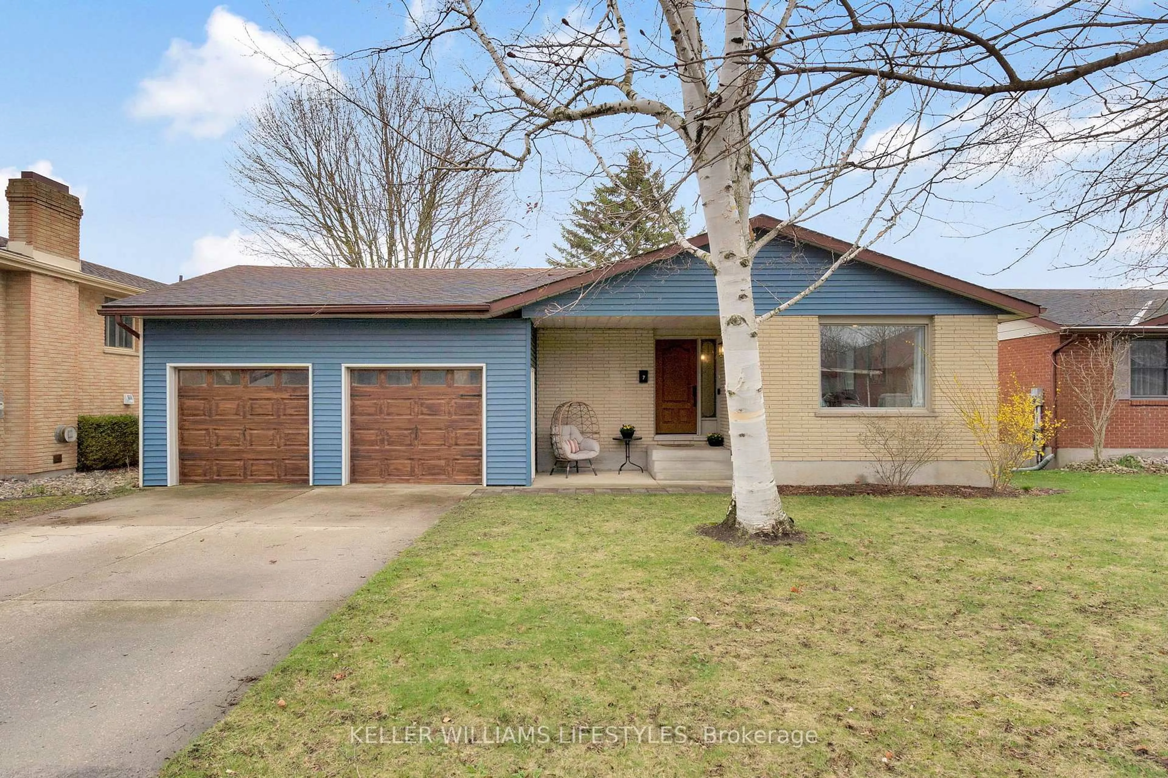 Home with vinyl exterior material, street for 7 Locke Hts, Strathroy-Caradoc Ontario N7G 3X1