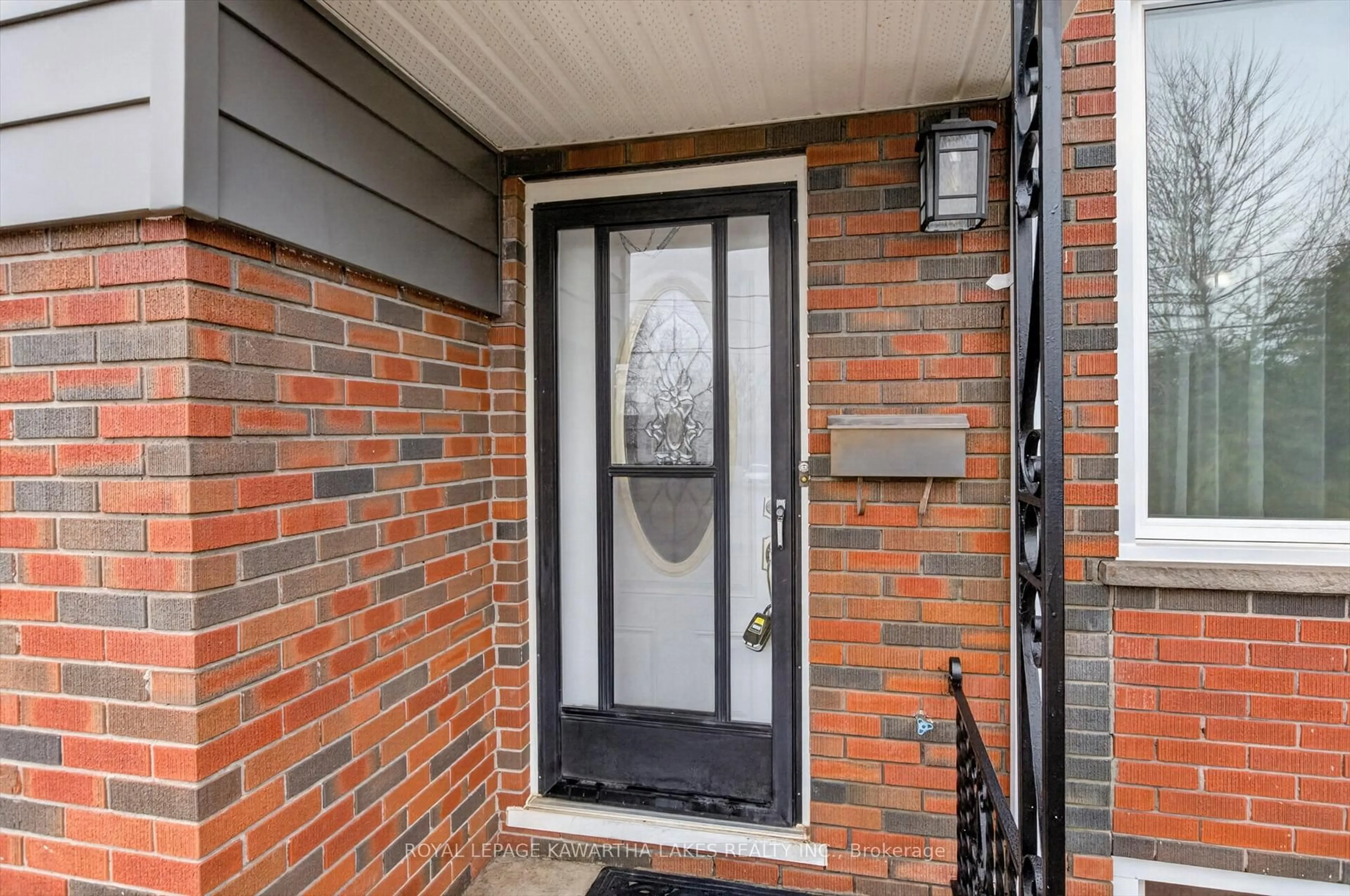 Indoor entryway for 133 Elgin St, Kawartha Lakes Ontario K9V 3X1