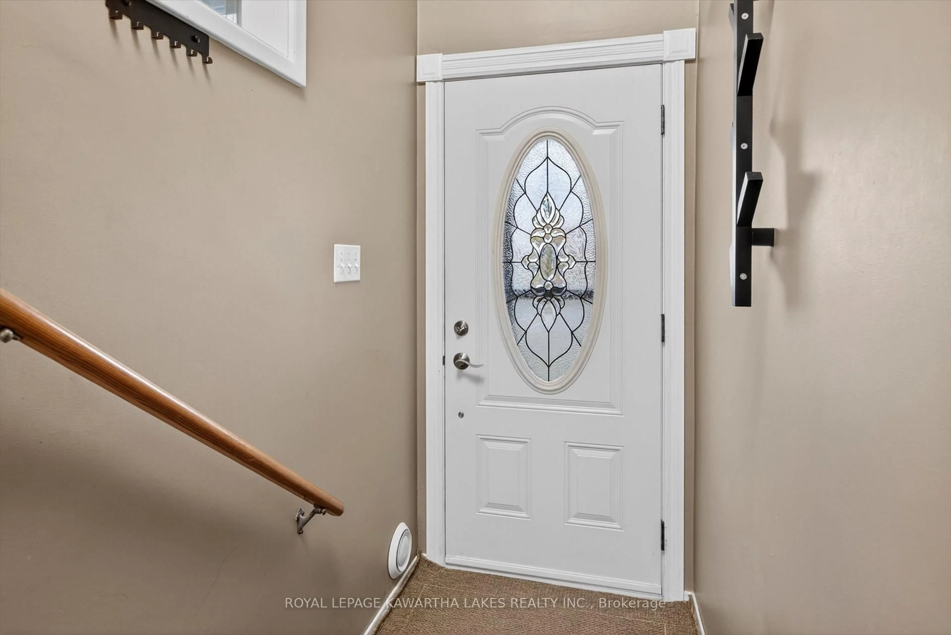 Indoor entryway for 133 Elgin St, Kawartha Lakes Ontario K9V 3X1