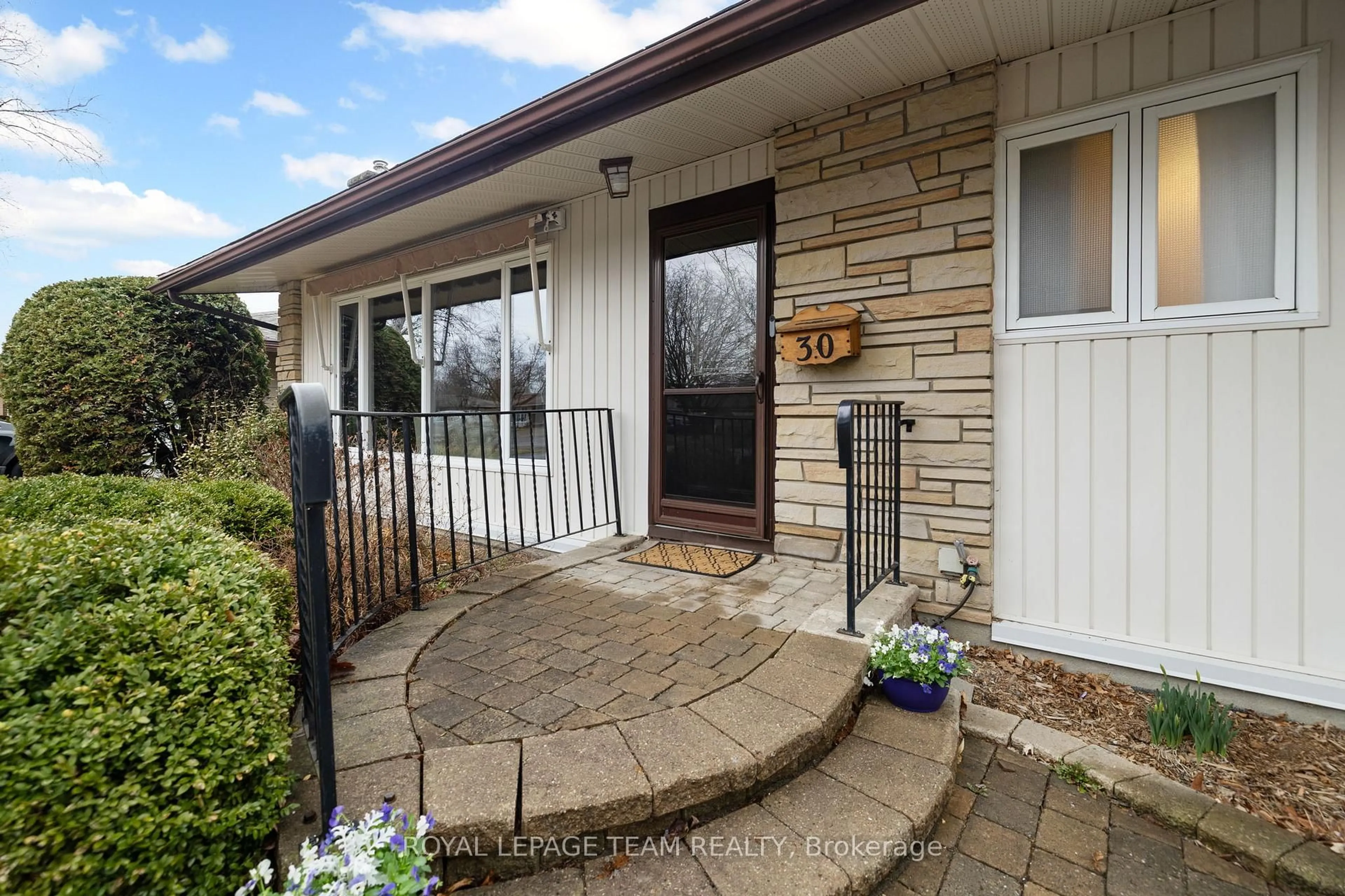 Unknown for 30 Elmsley Cres, Ottawa Ontario K2H 6V3