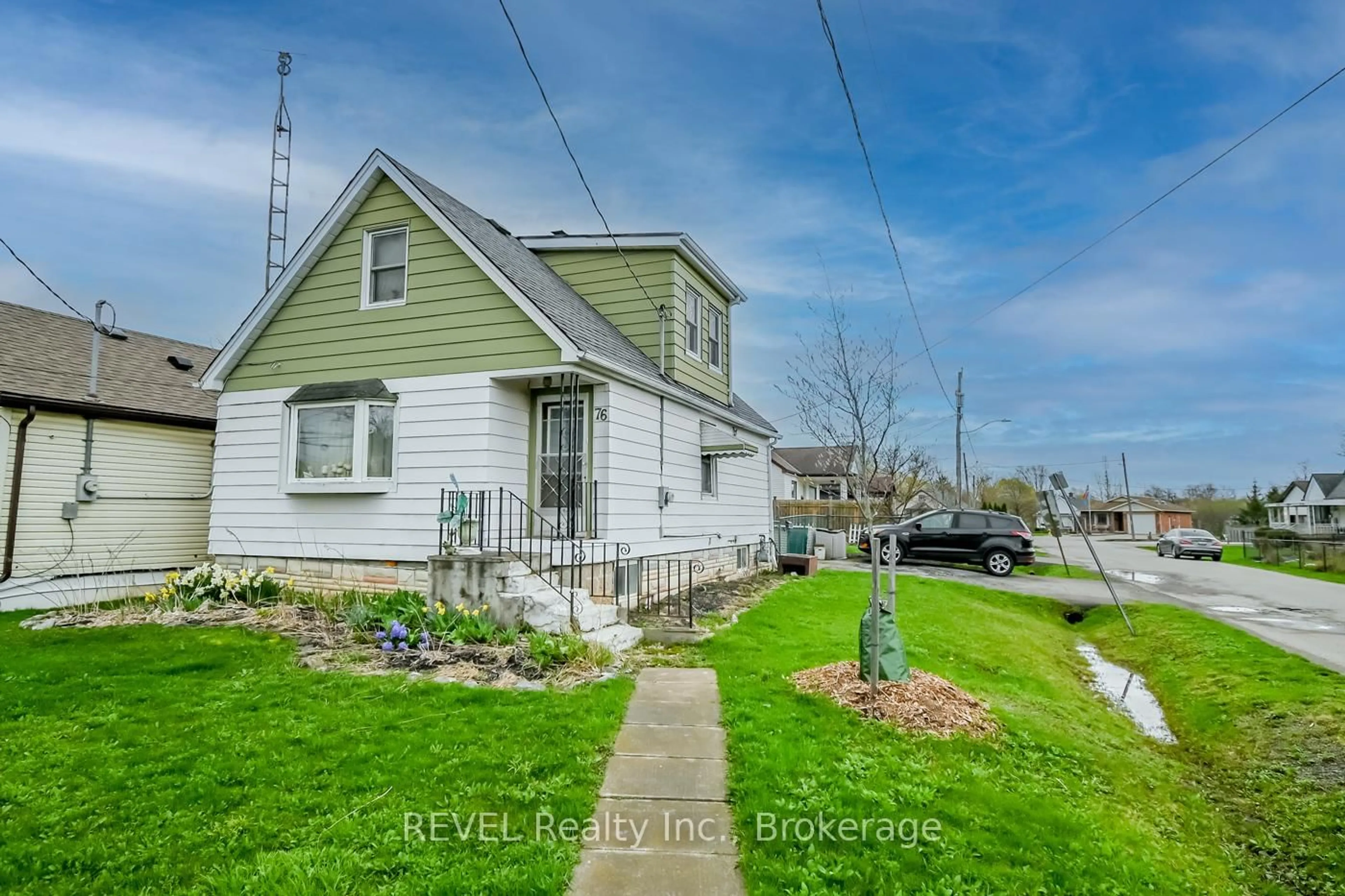 A pic from outside/outdoor area/front of a property/back of a property/a pic from drone, street for 76 Lincoln Ave, St. Catharines Ontario L2P 2C9