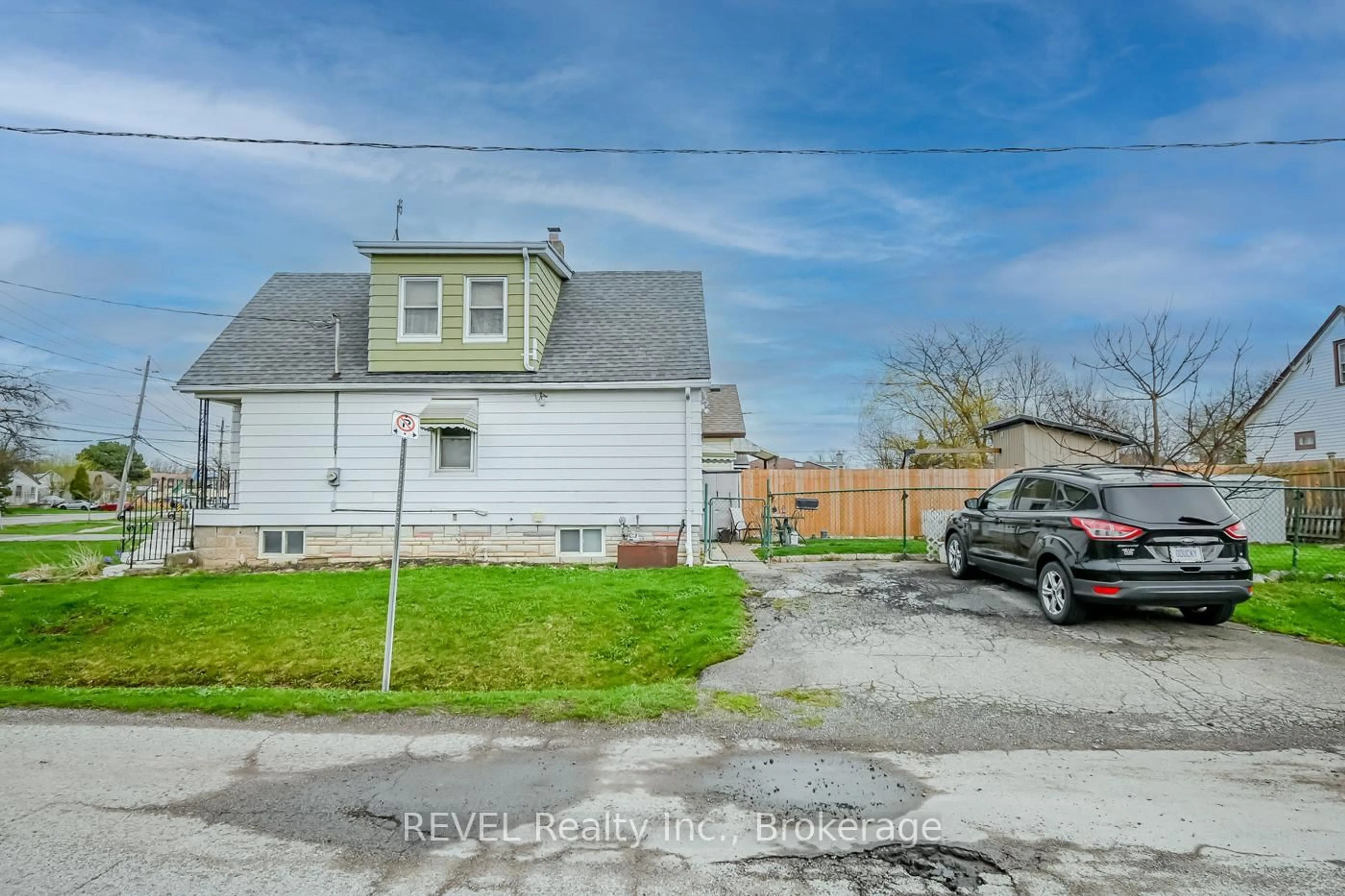 A pic from outside/outdoor area/front of a property/back of a property/a pic from drone, street for 76 Lincoln Ave, St. Catharines Ontario L2P 2C9