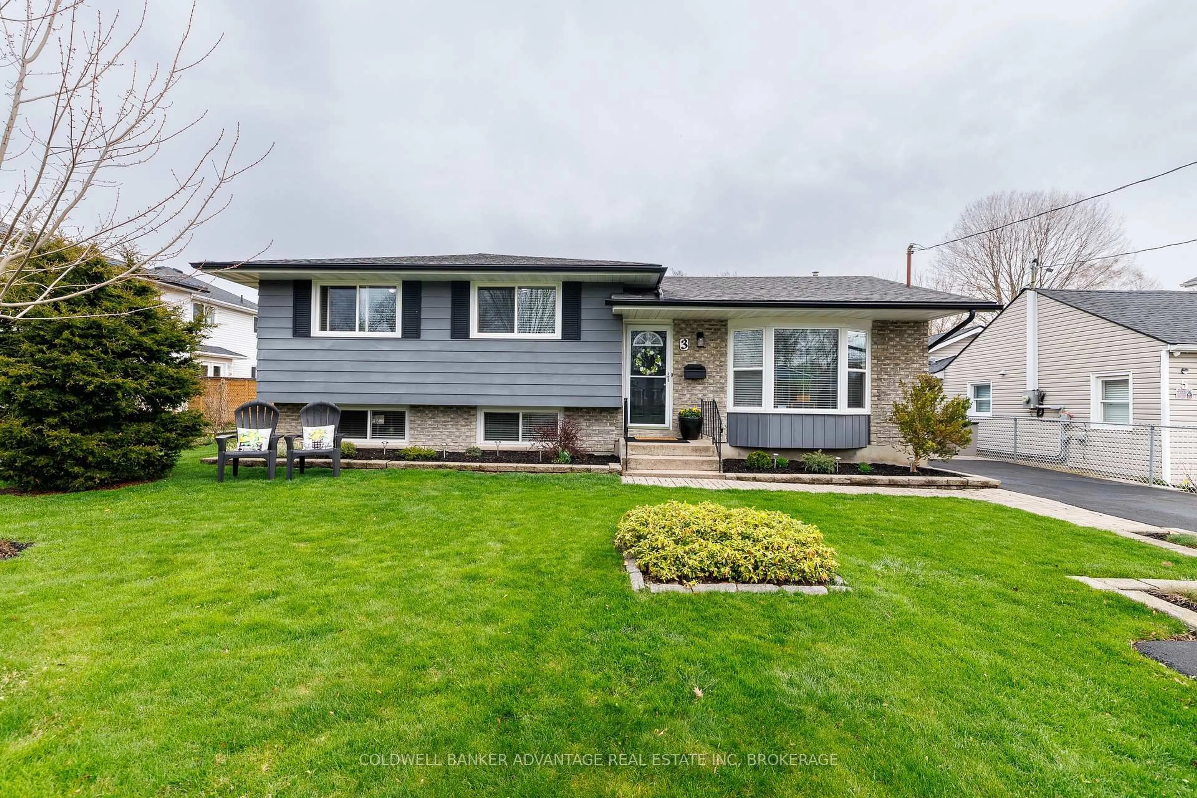 Home with vinyl exterior material, street for 3 Northglen Ave, St. Catharines Ontario L2M 1B3