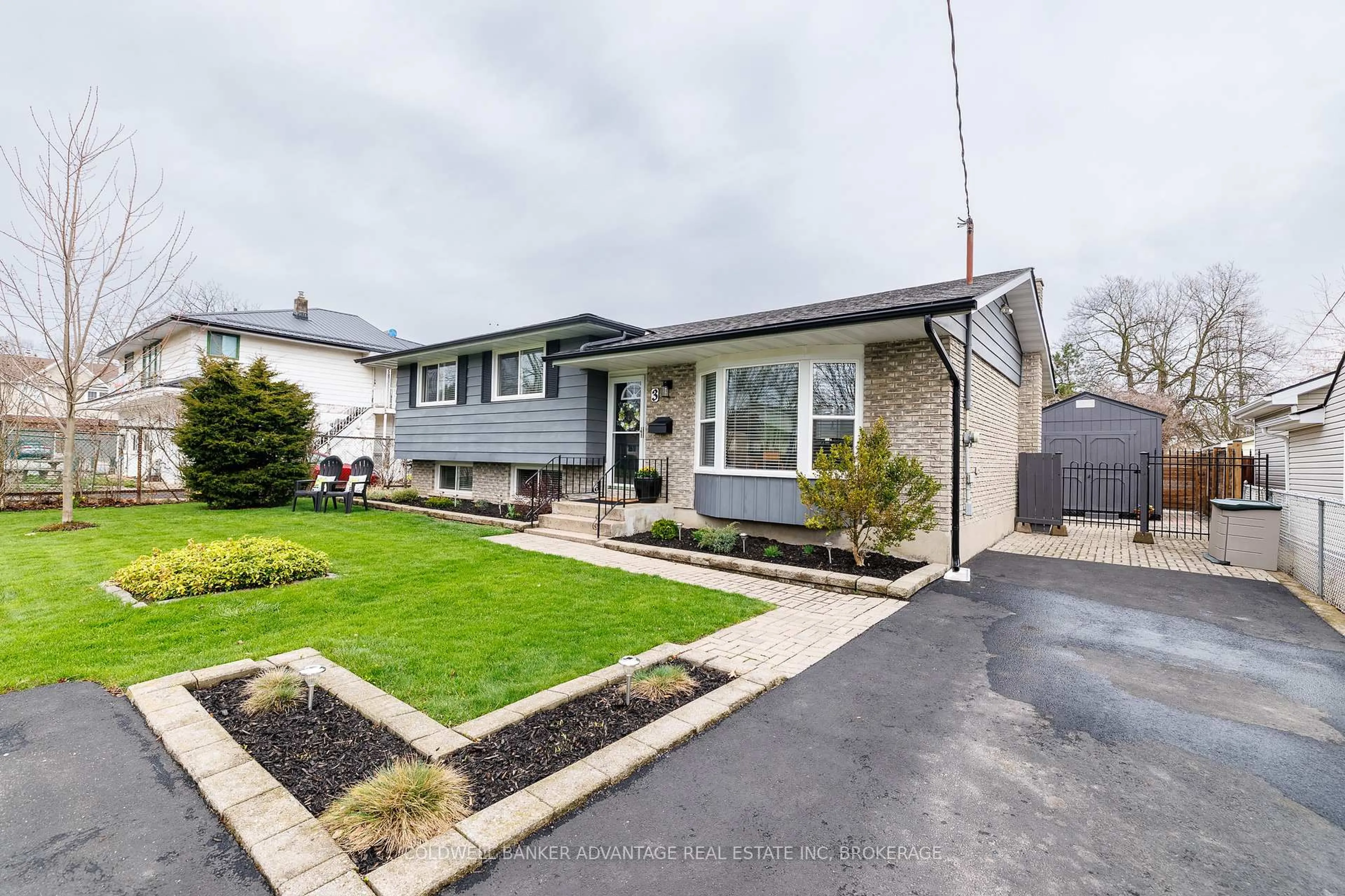 A pic from outside/outdoor area/front of a property/back of a property/a pic from drone, street for 3 Northglen Ave, St. Catharines Ontario L2M 1B3